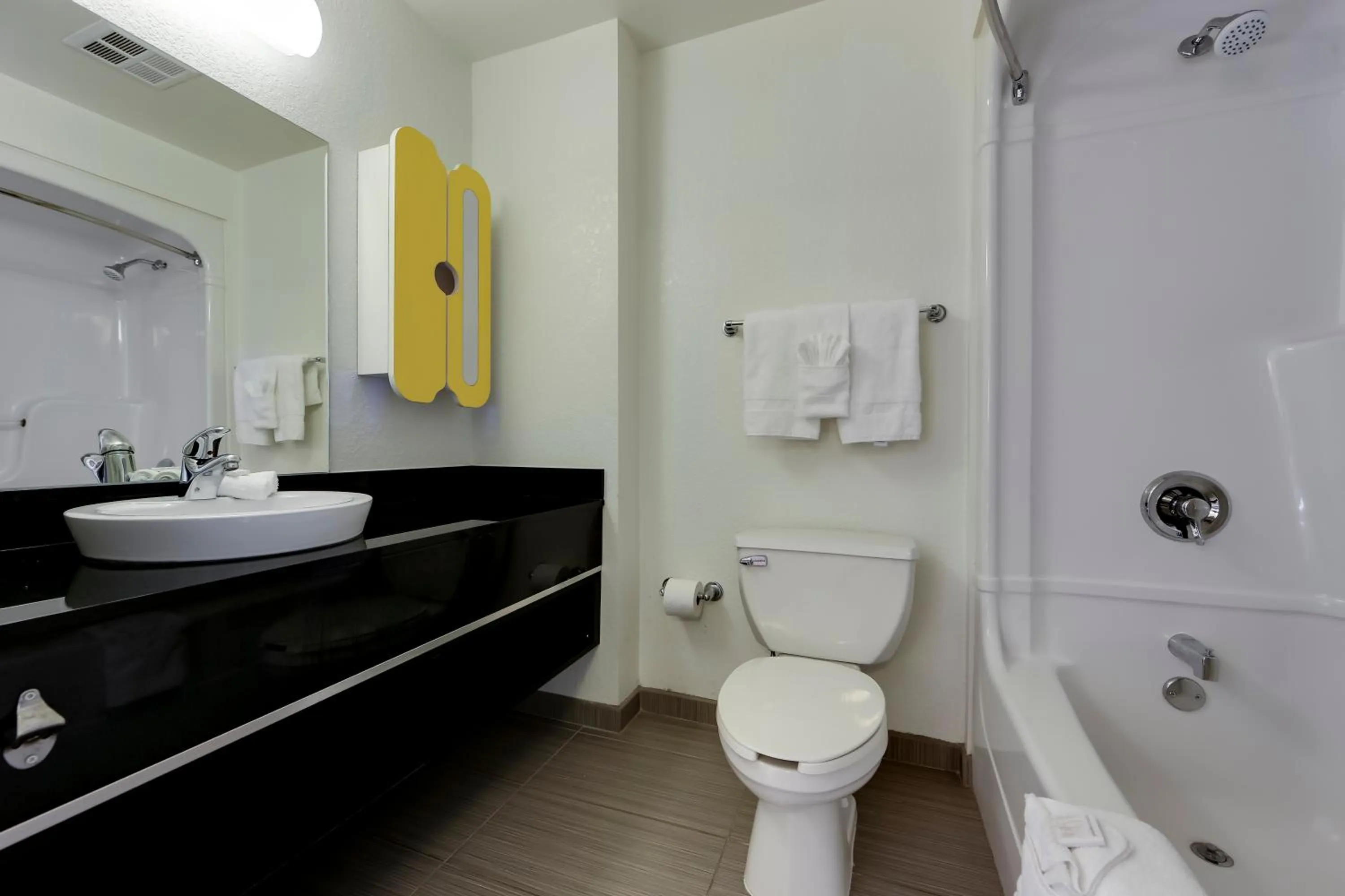 Quadruple Room - Non-Smoking in Studio 6 Toronto - Mississauga with Kitchenettes