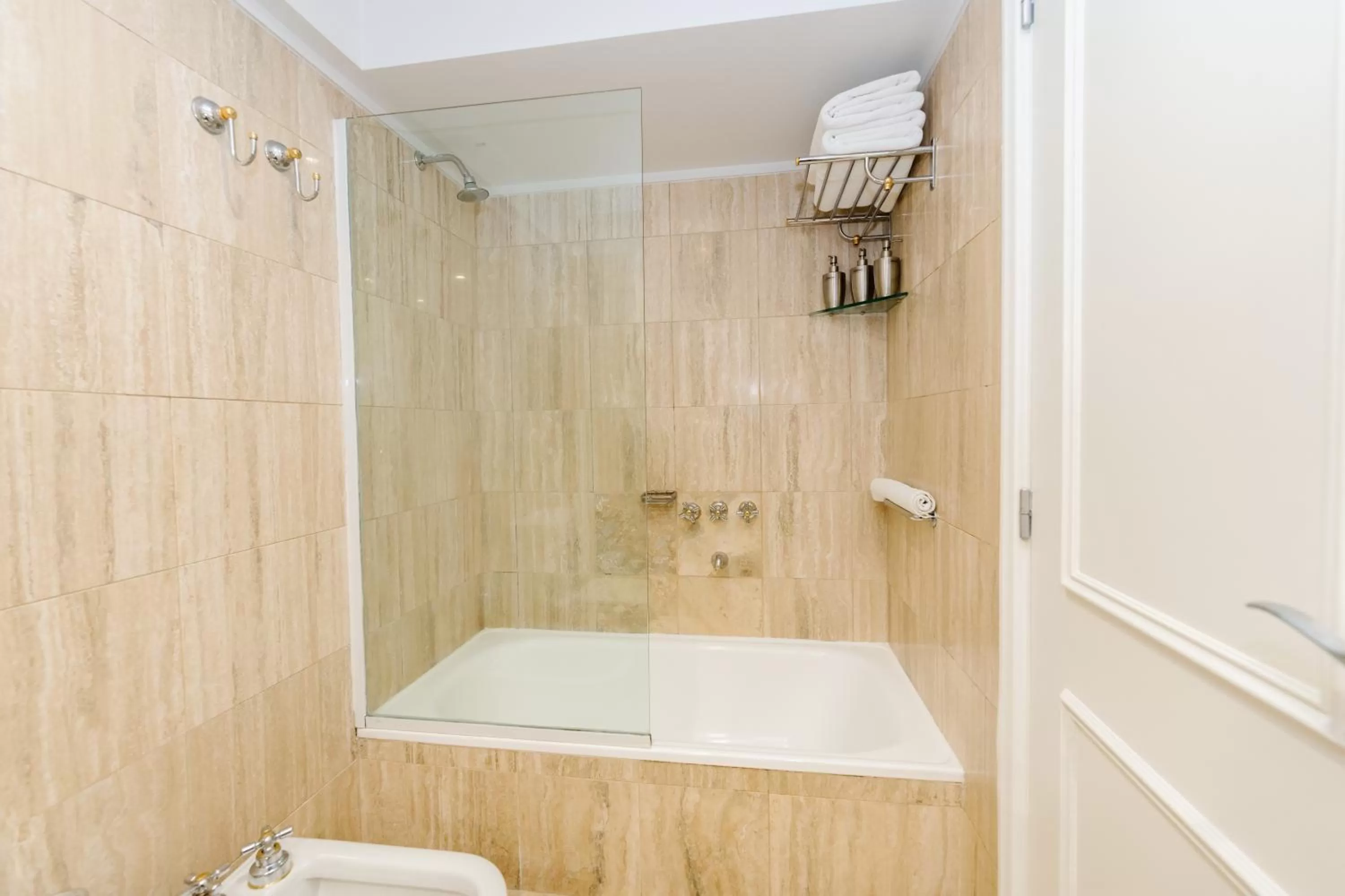 Bath in Loi Suites Recoleta Hotel