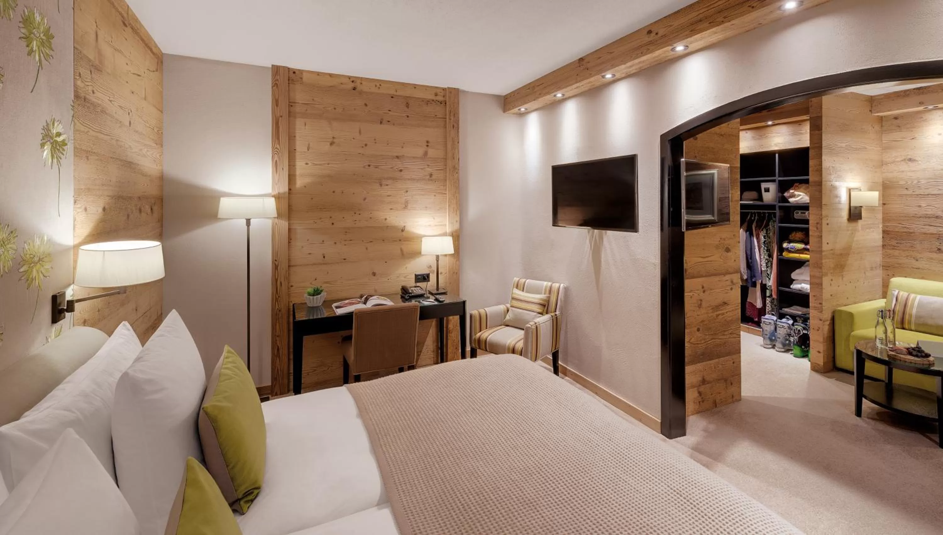 Photo of the whole room, Bed in Morosani Schweizerhof