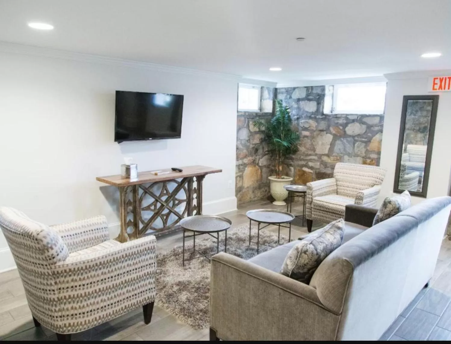 Communal lounge/ TV room in Inn at Evergreen