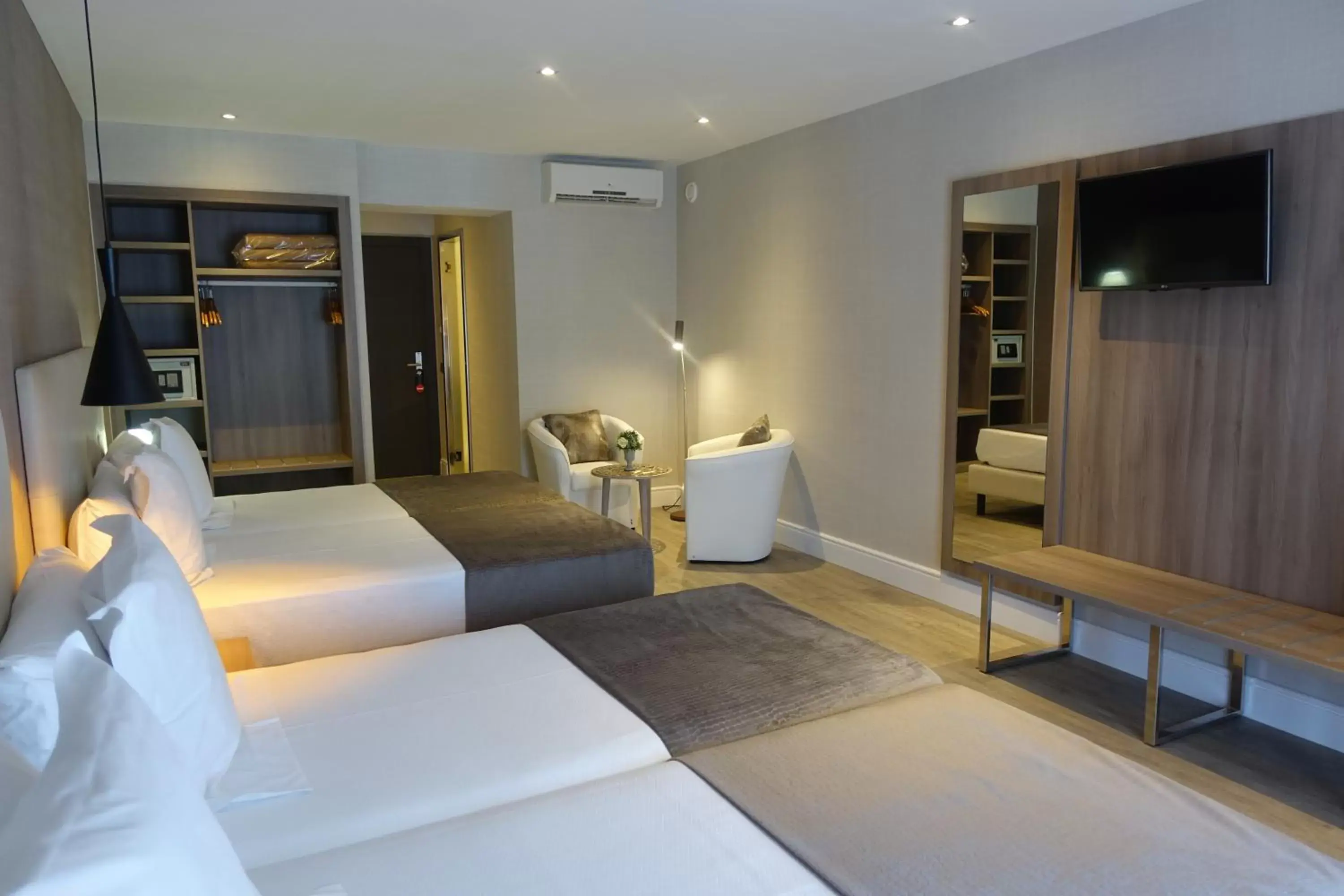 Superior Triple Room in Hotel Oasis Superior Triple Room in Hotel Oasis