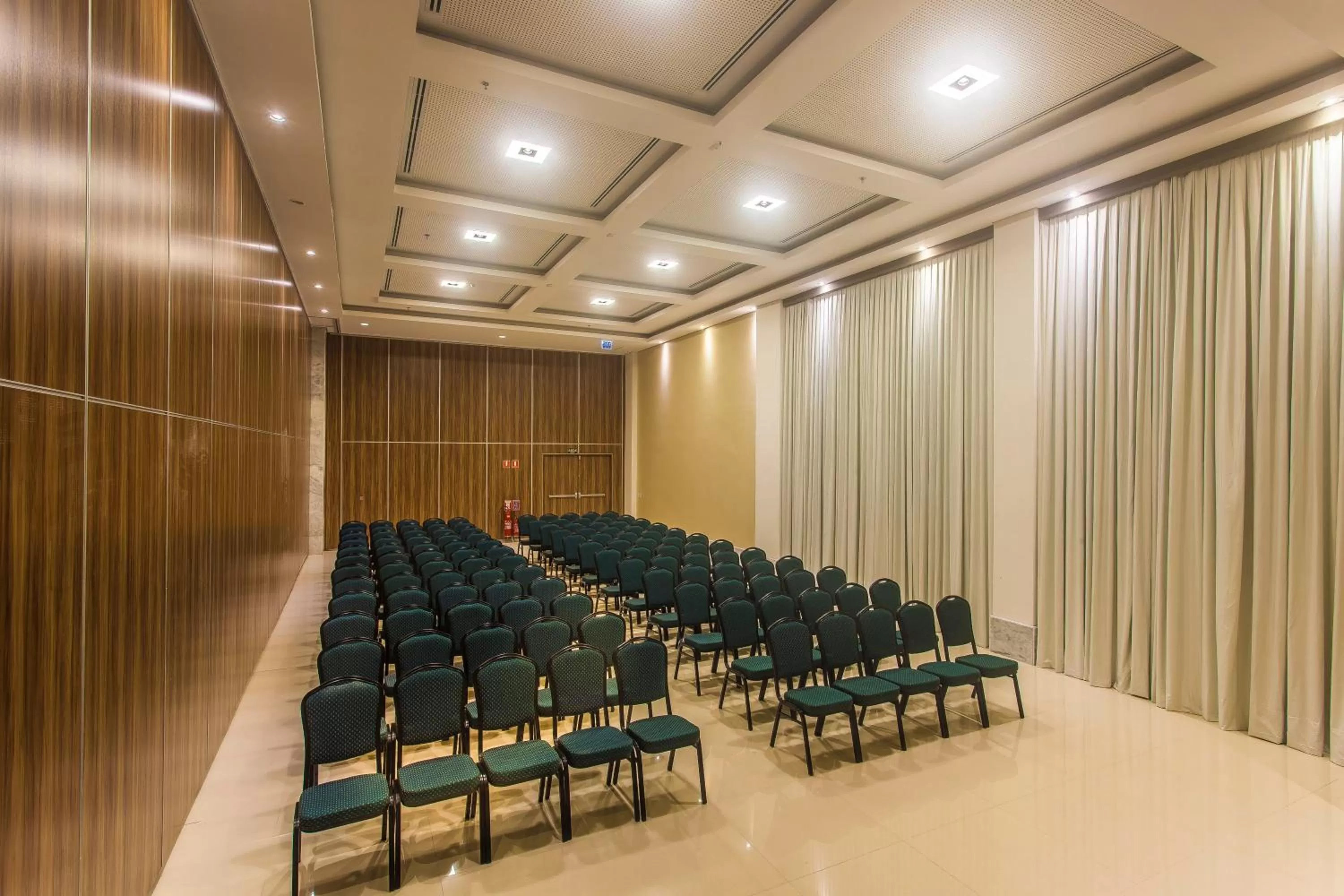 Meeting/conference room in Holiday Inn Natal, an IHG Hotel