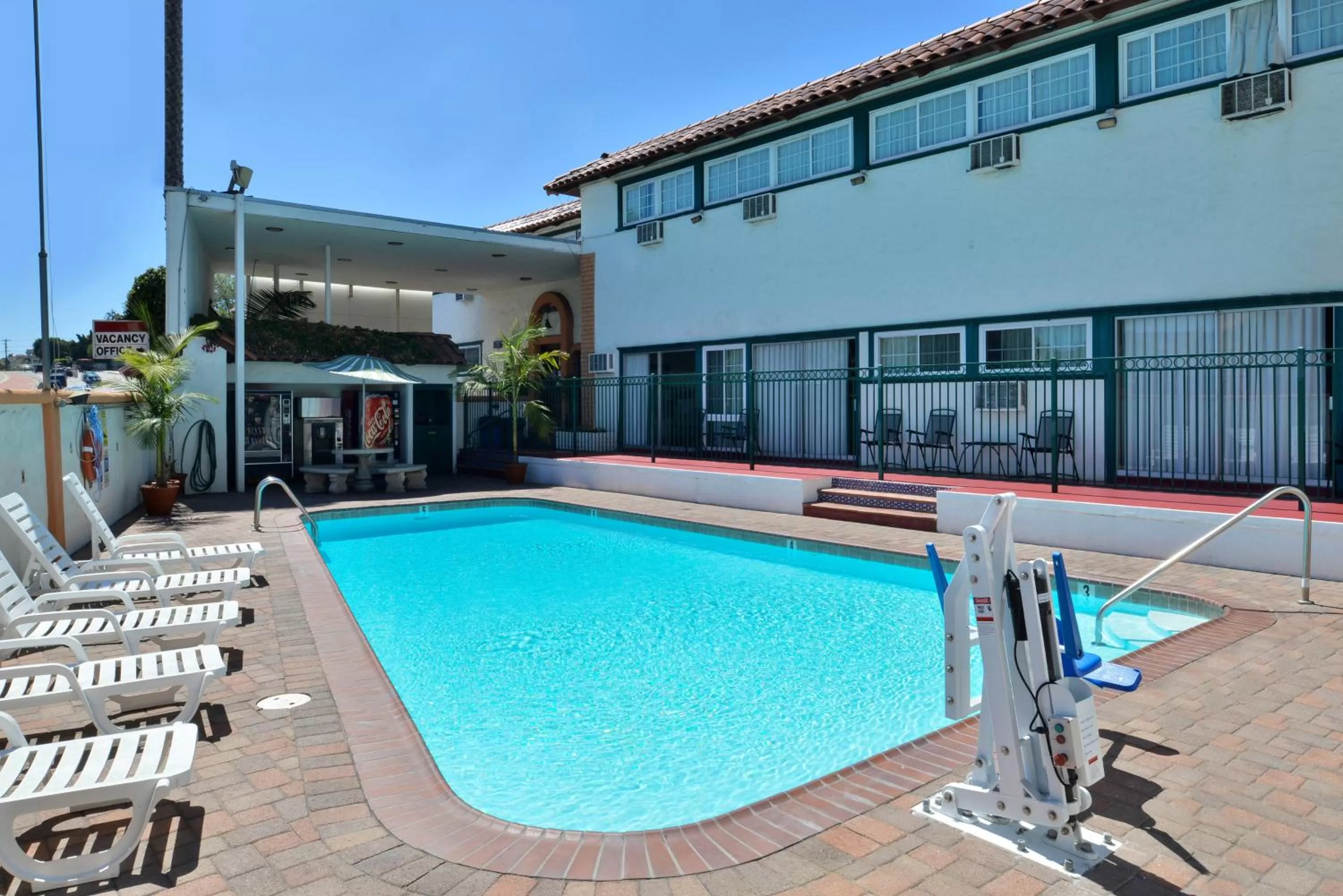 Swimming pool in Americas Best Value Inn Loma Lodge