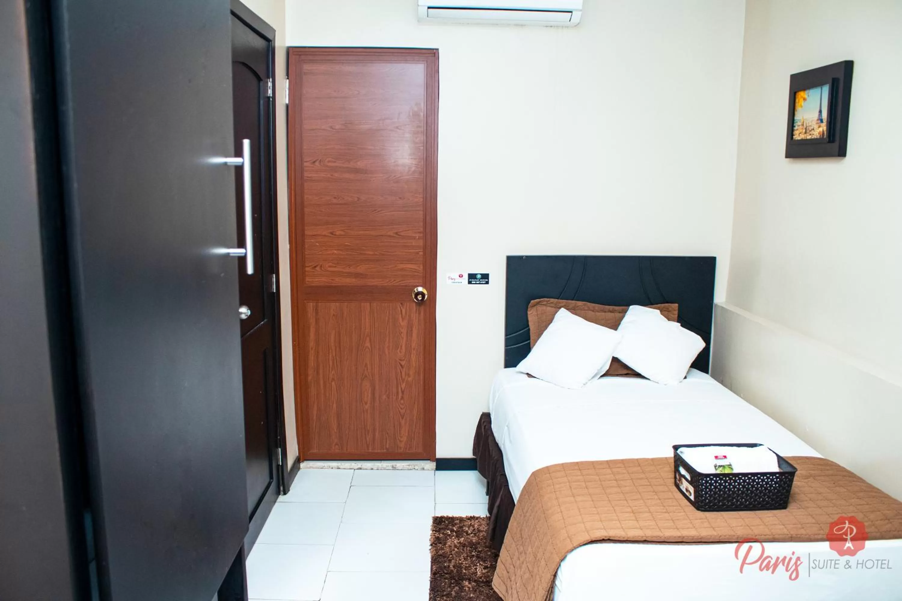 Bed in Paris Suite Hotel