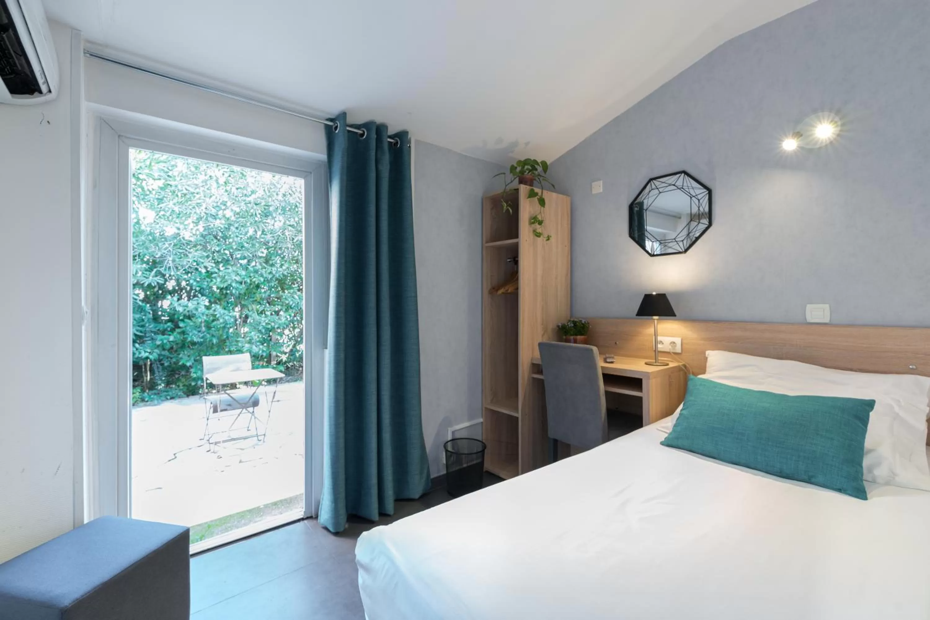 Photo of the whole room, Bed in Hôtel Lapeyronie