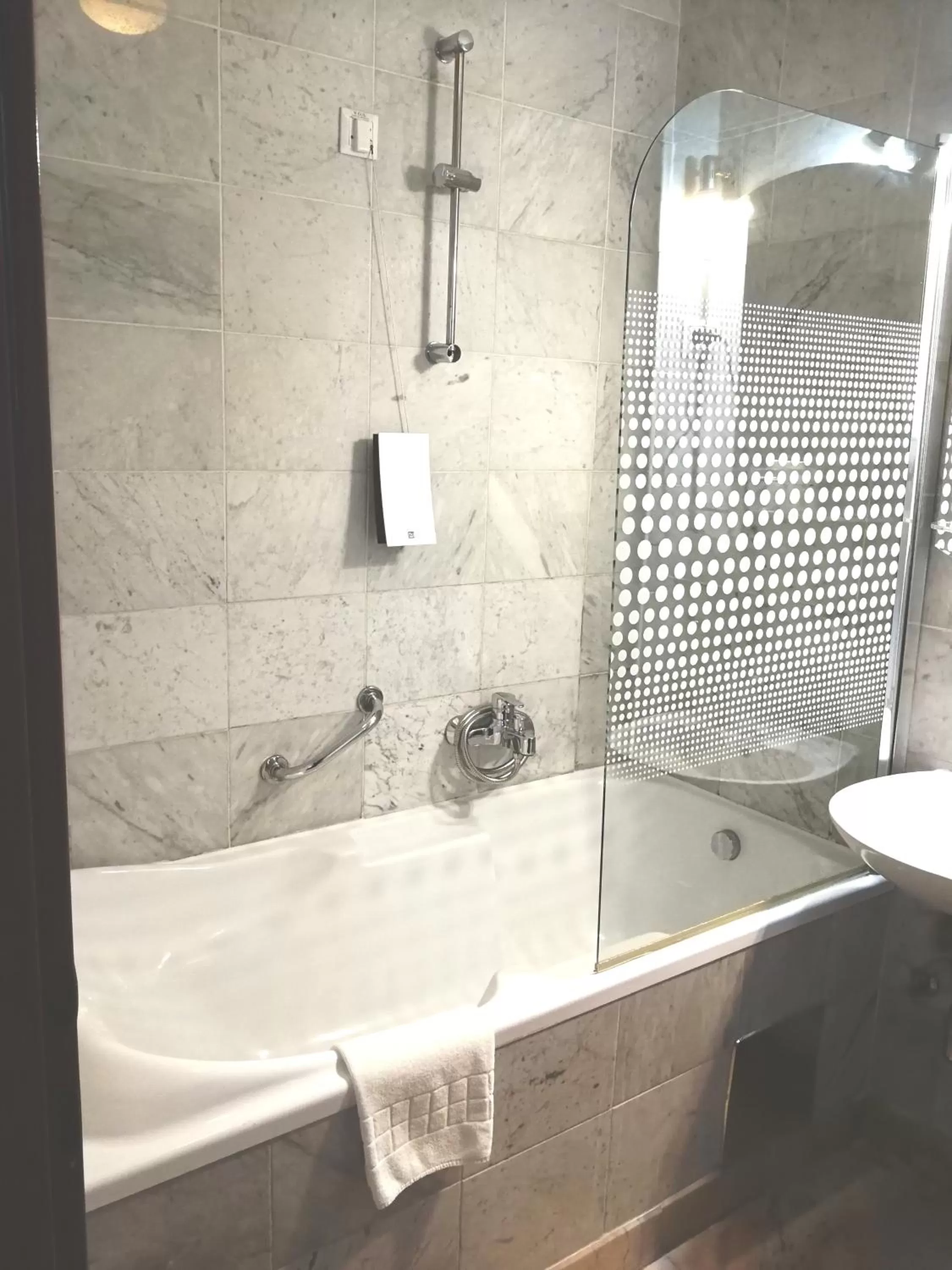 Bath in Hotel Phoenix