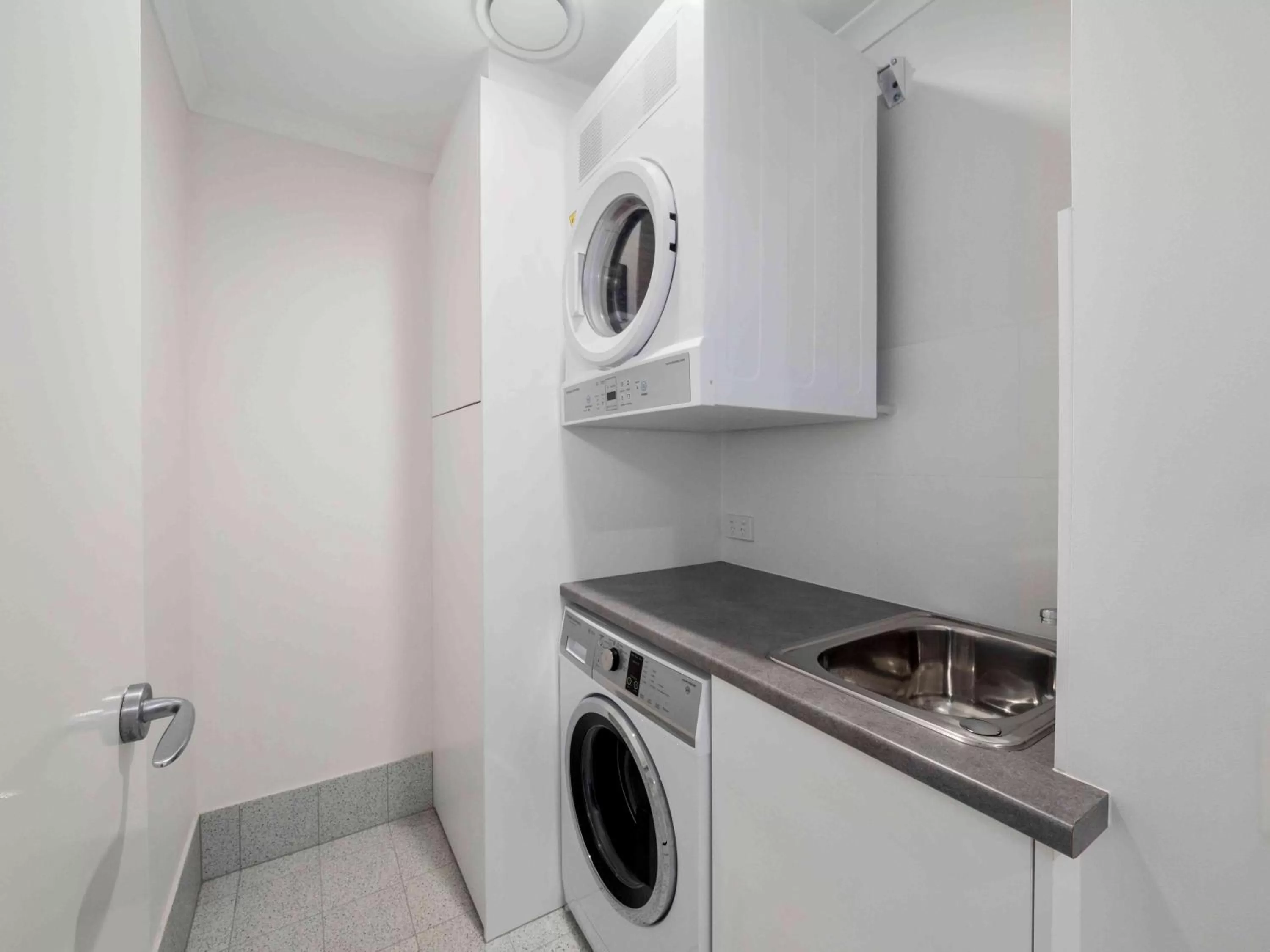 Area and facilities in Pacific Marina Apartments