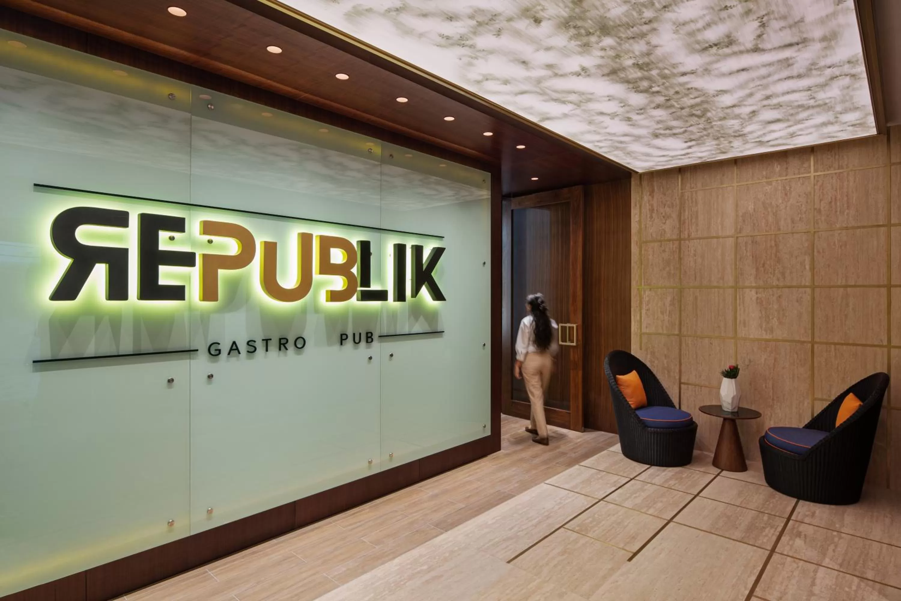 Restaurant/places to eat in JA Lake View Hotel, Dubai