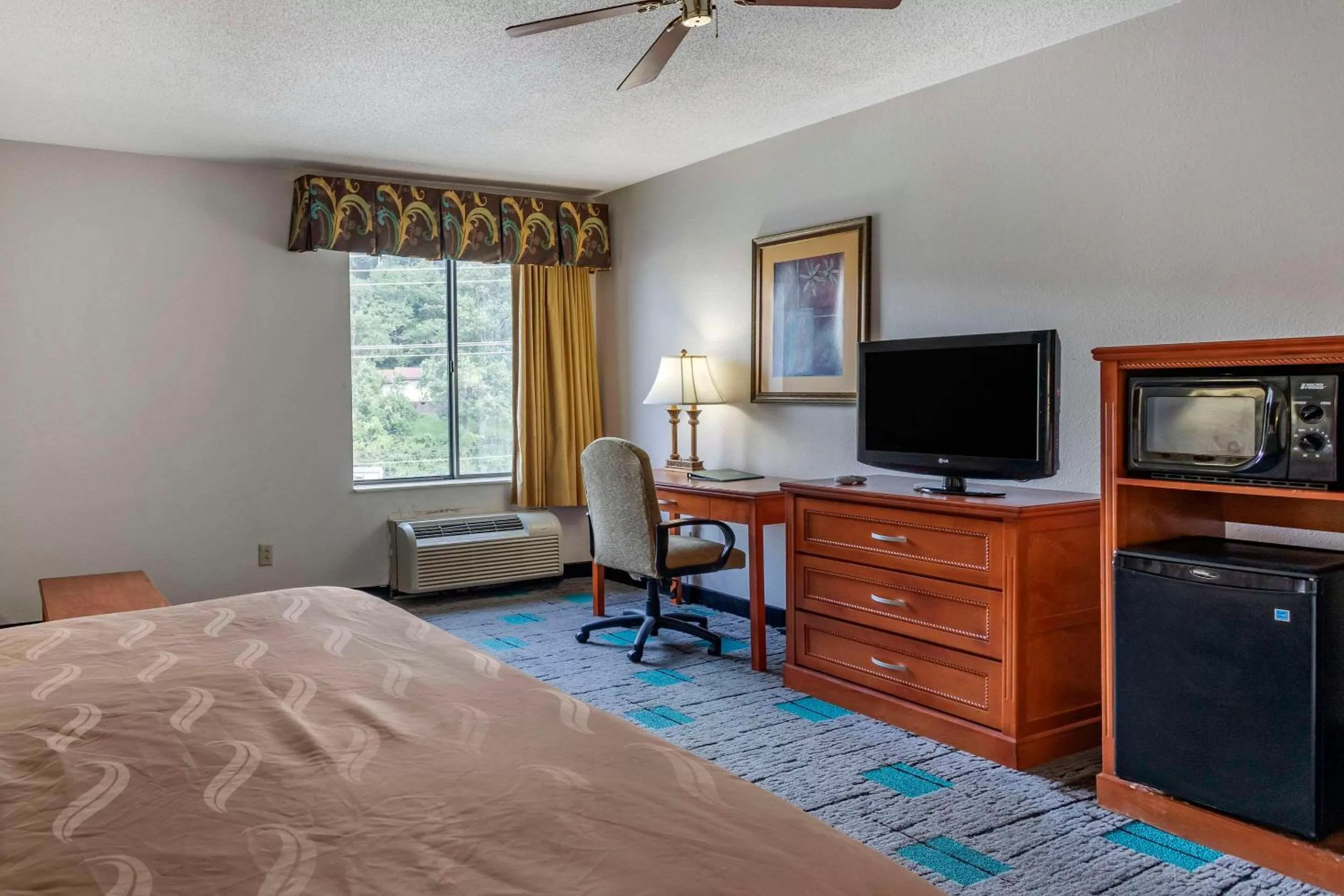 Bedroom, Bed in Quality Inn & Suites Chattanooga West near Lookout Mountain
