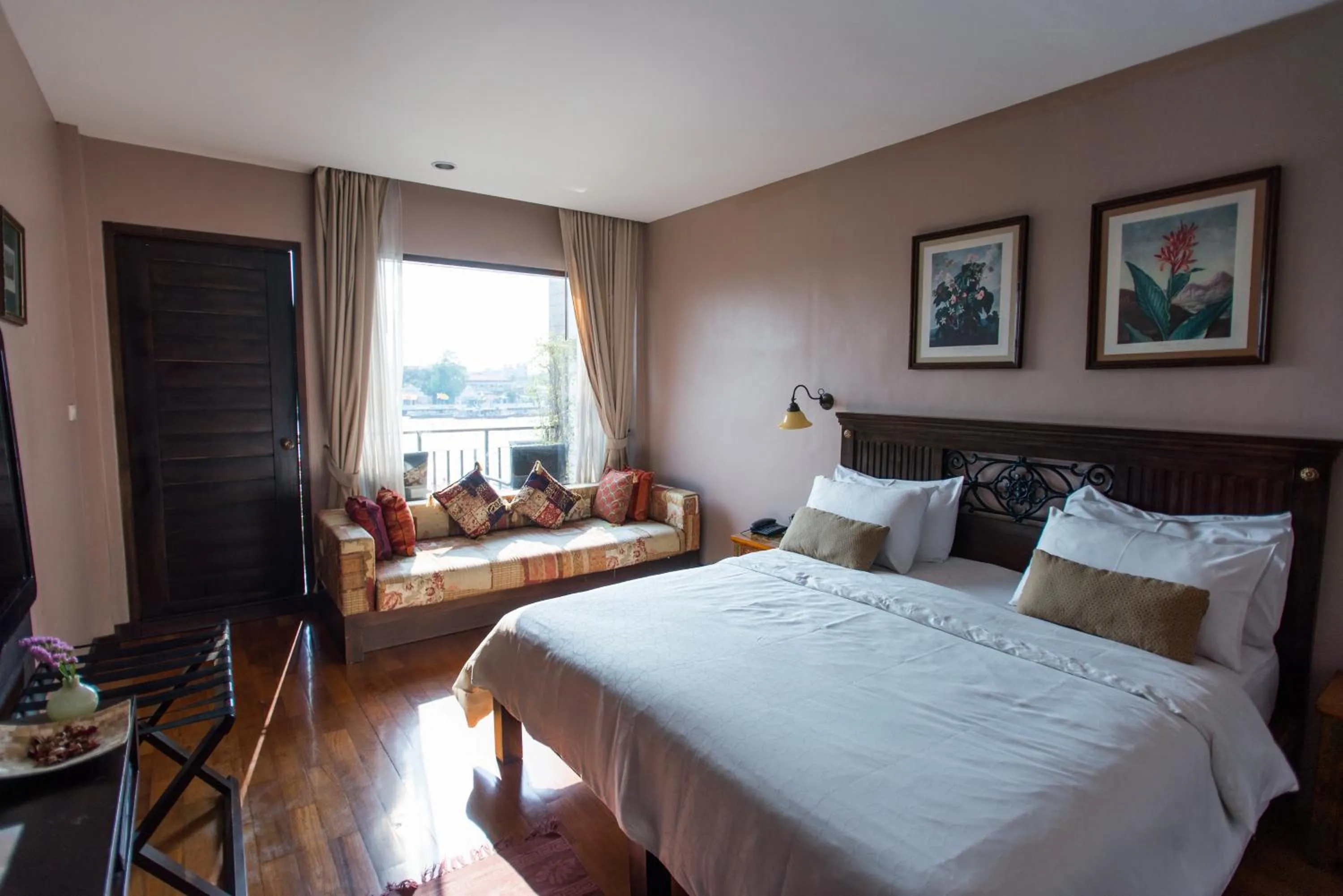 Photo of the whole room, Bed in Sala Arun