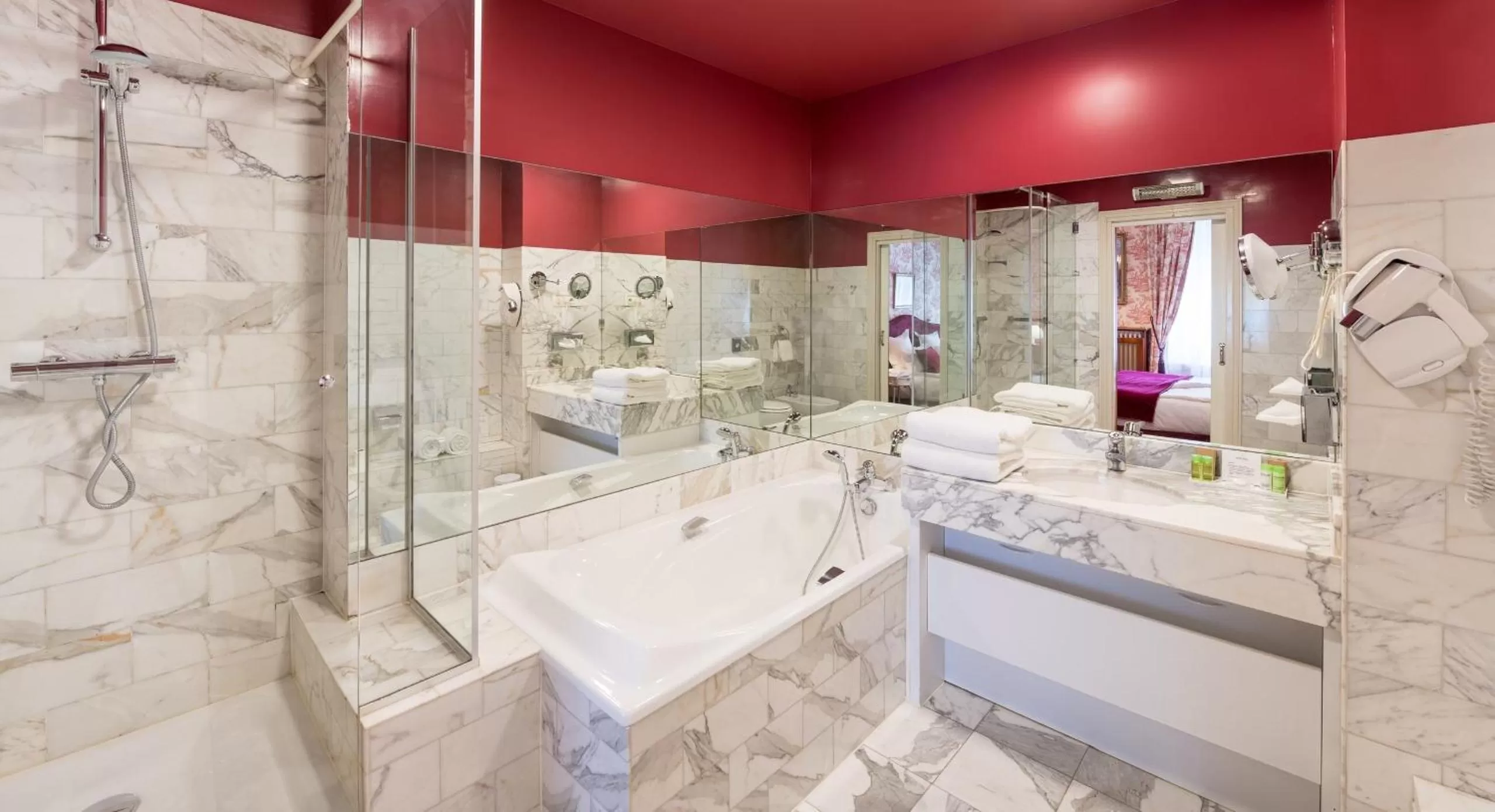 Bathroom in Grand Hôtel Des Templiers, Piscine & Spa