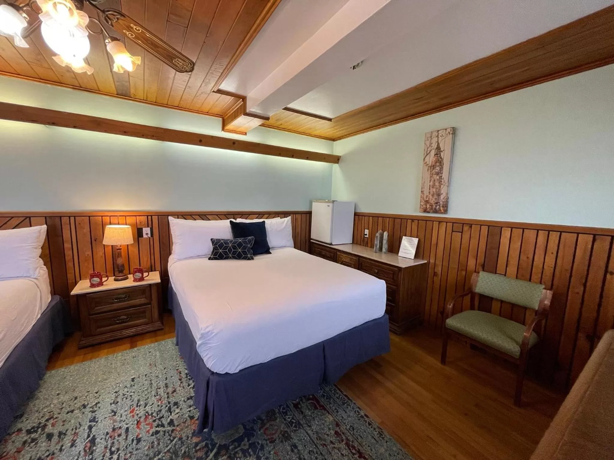 Bed in Skyline Village Inn