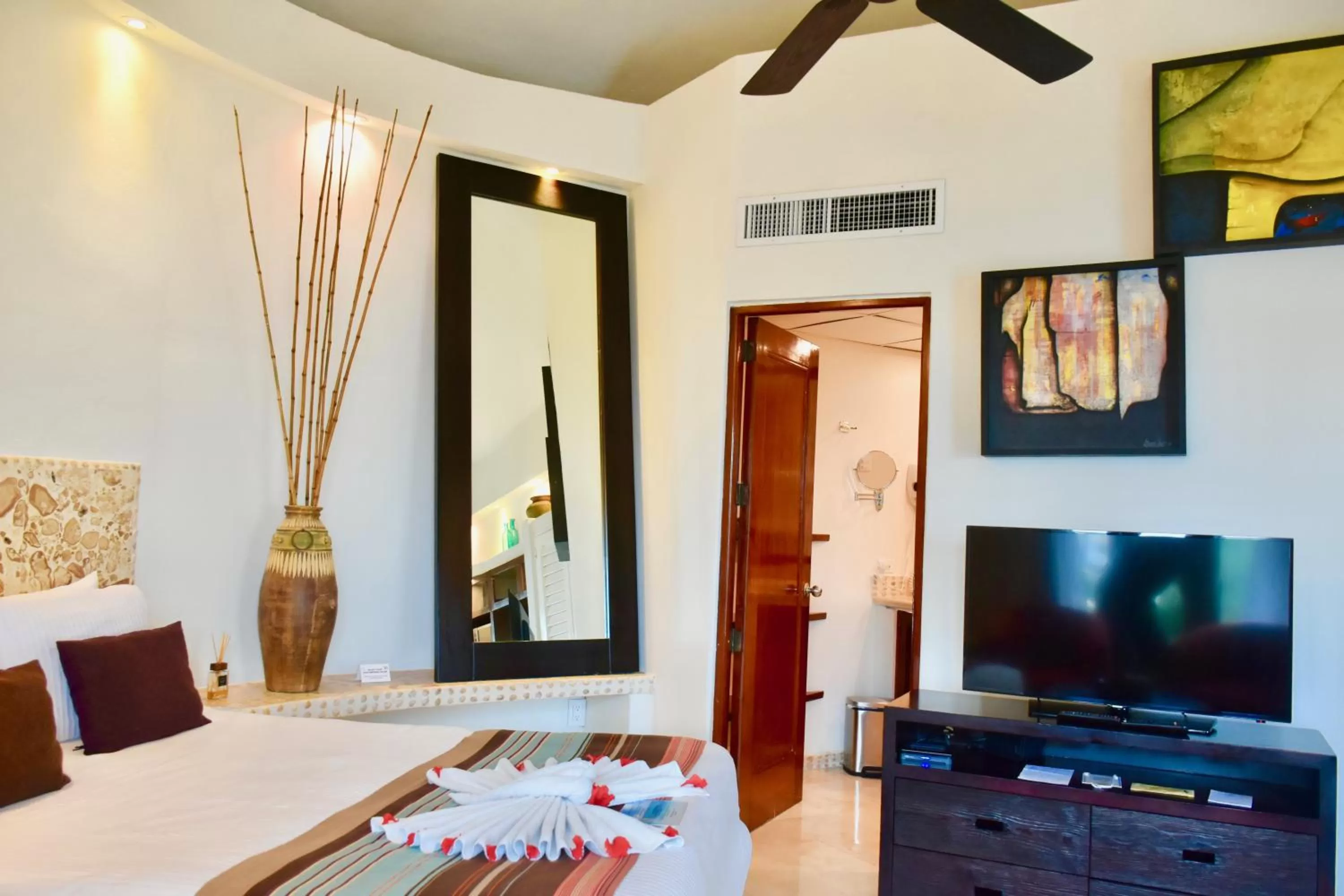 TV and multimedia, Bed in Playa Palms Beach Hotel