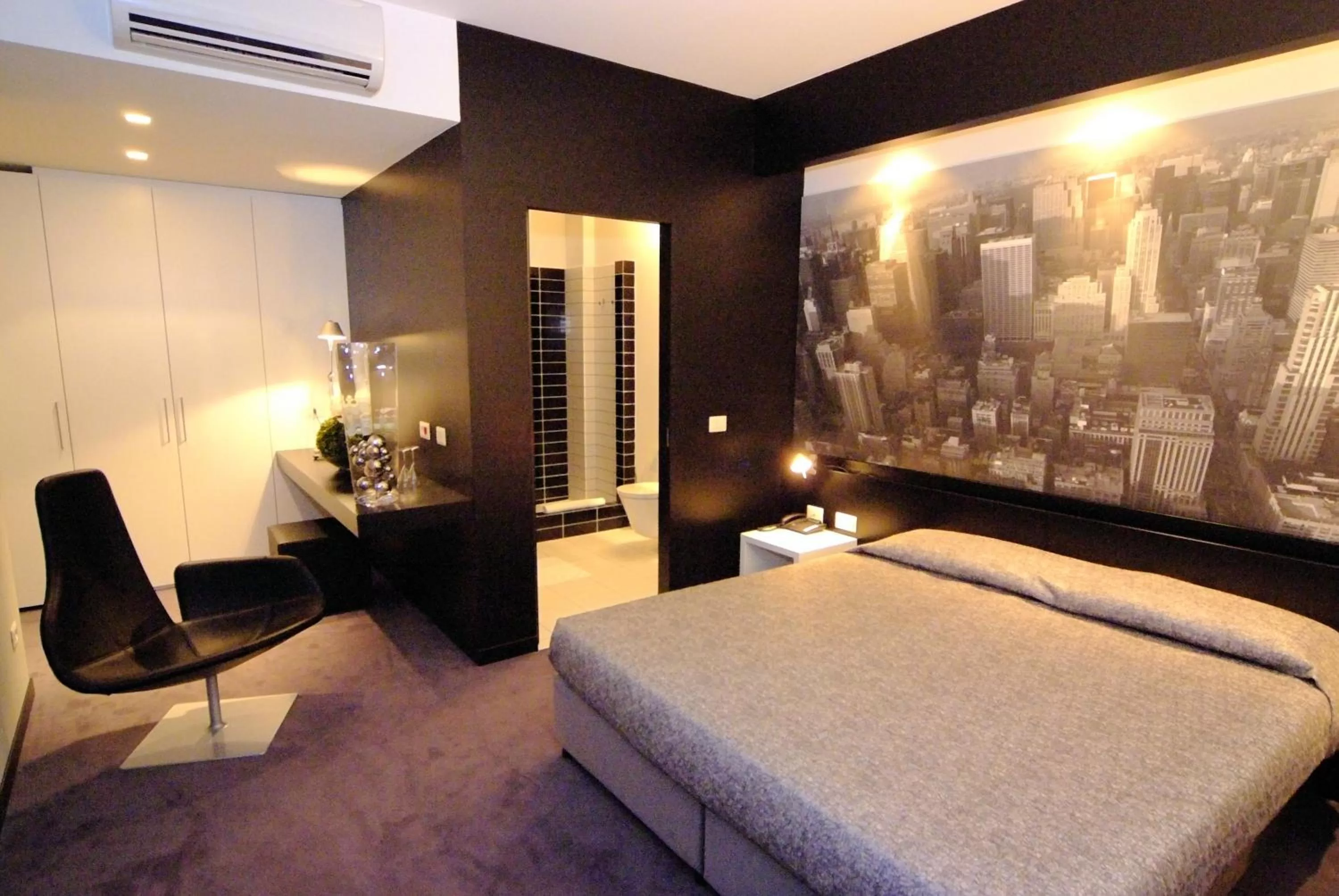 Photo of the whole room, Bed in Design Suite Tirano