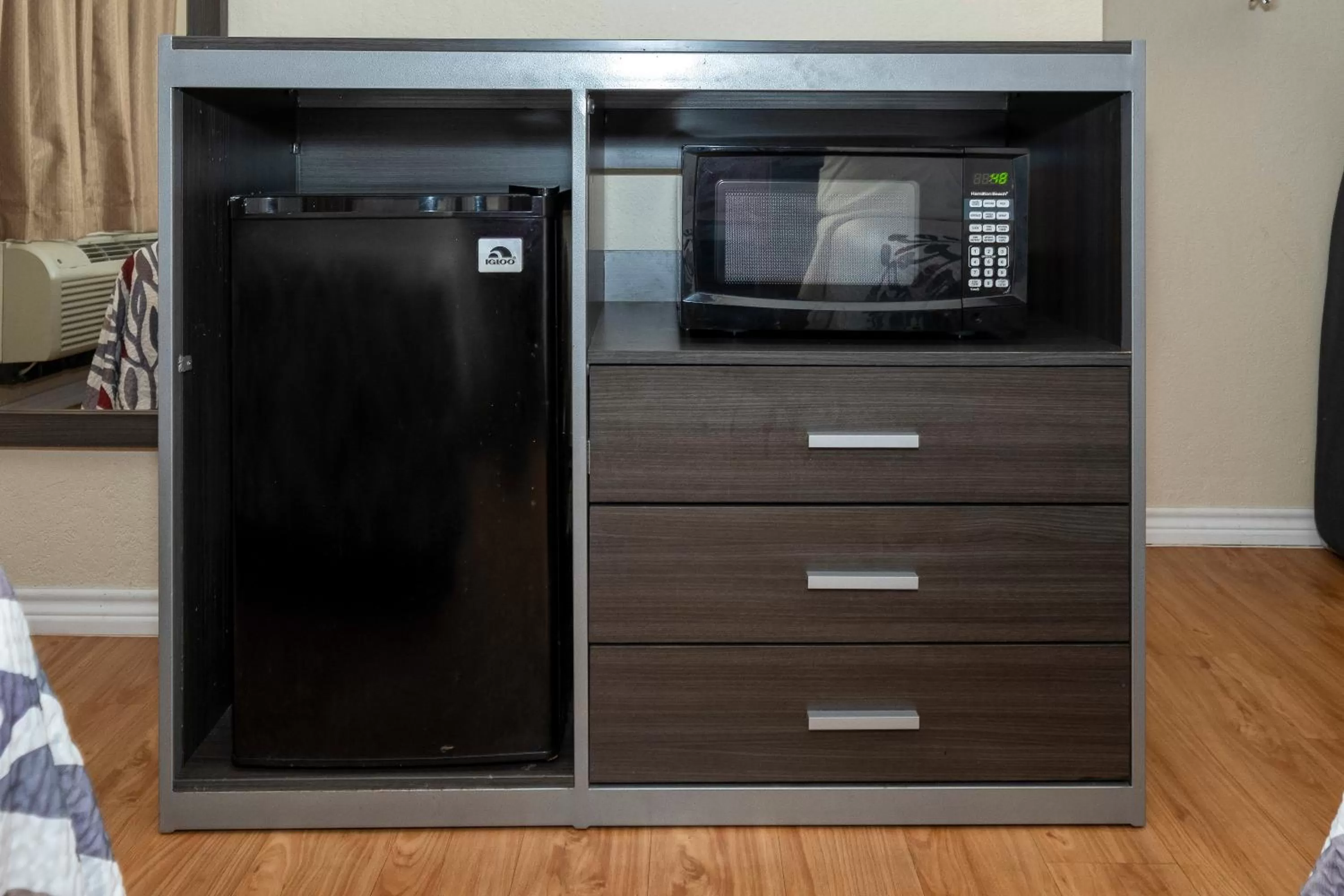 Photo of the whole room in Red Roof Inn Houston North - FM1960 & I-45