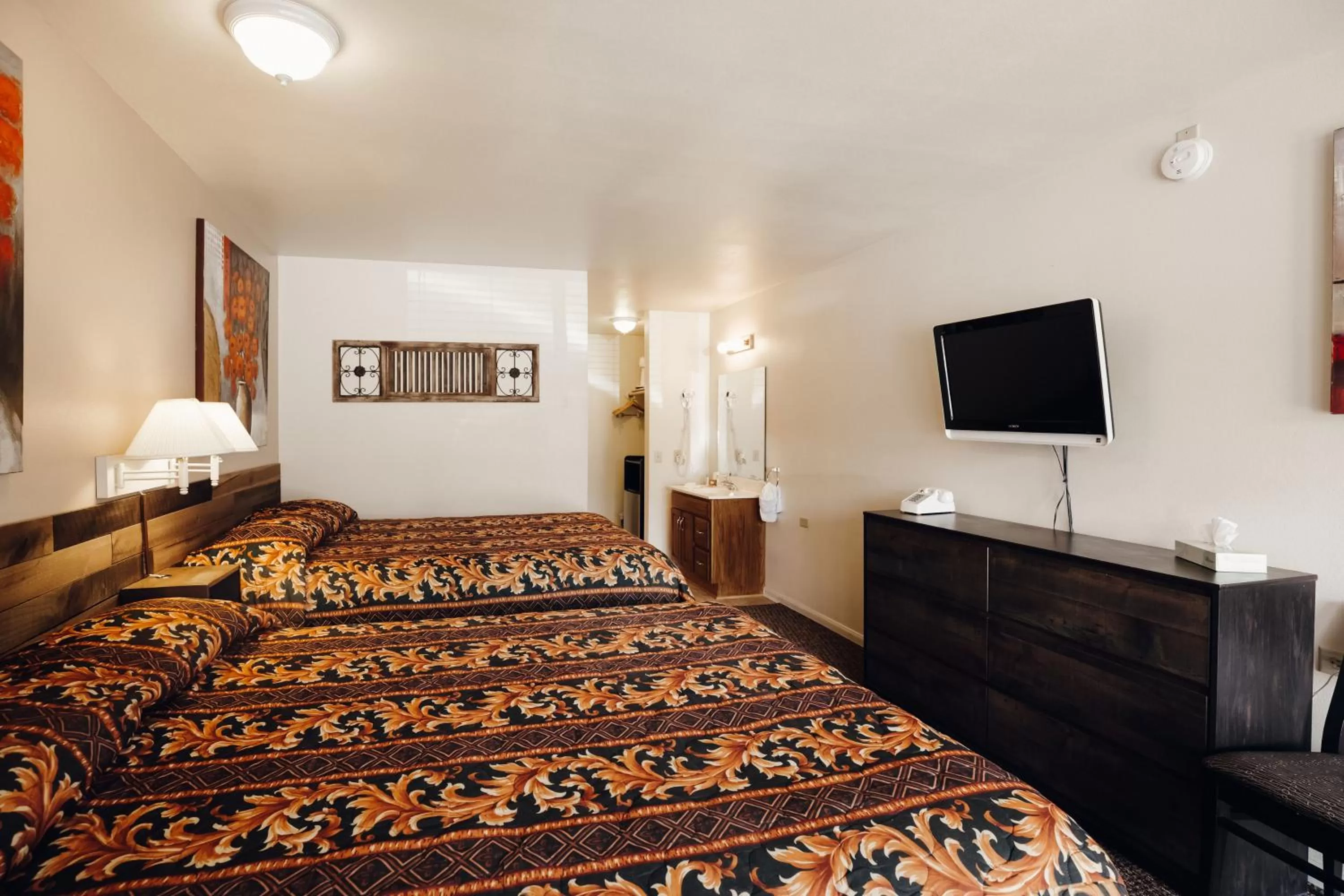 Vintage Lakeside Inn