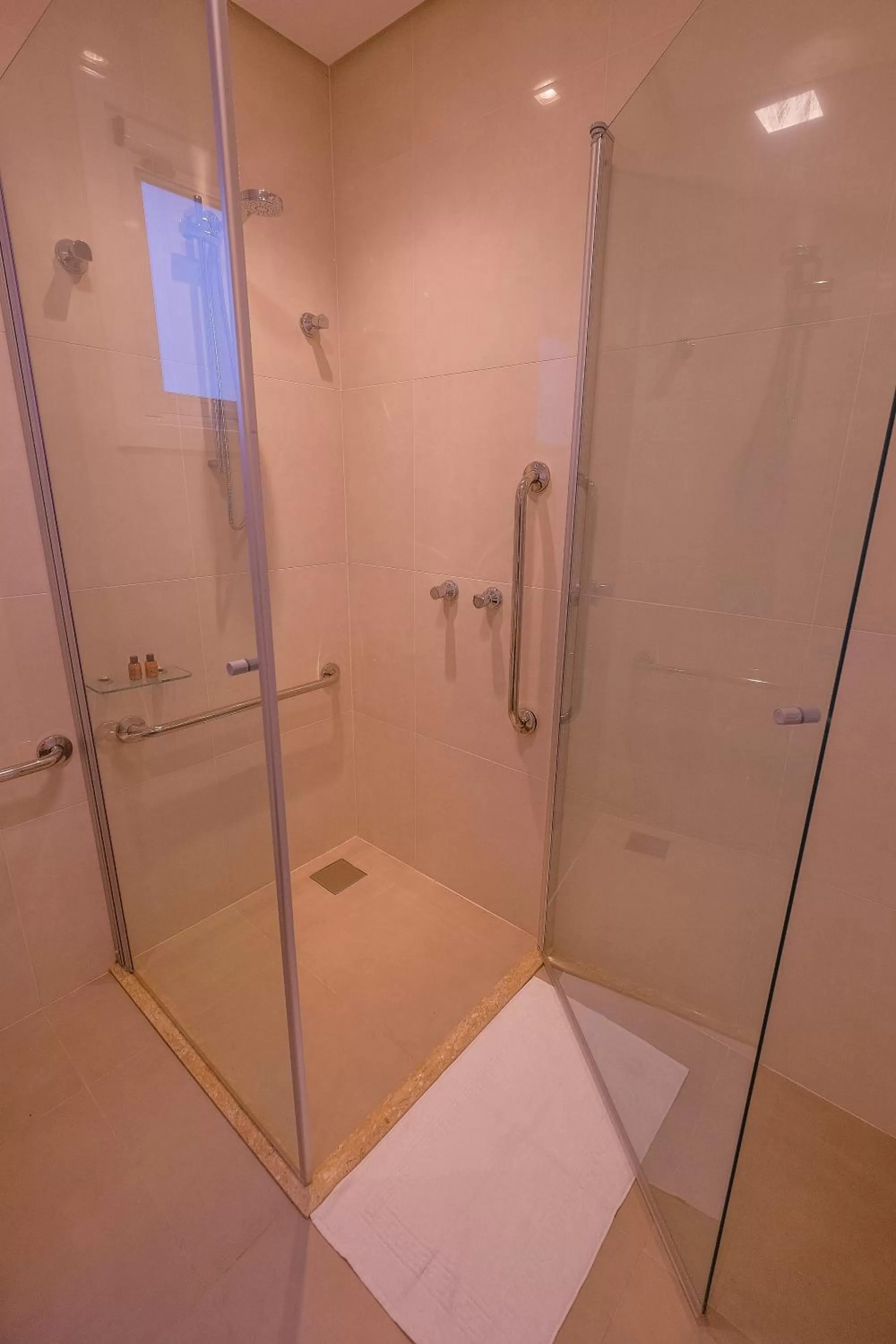 Shower in Hotel Jardins da Colina