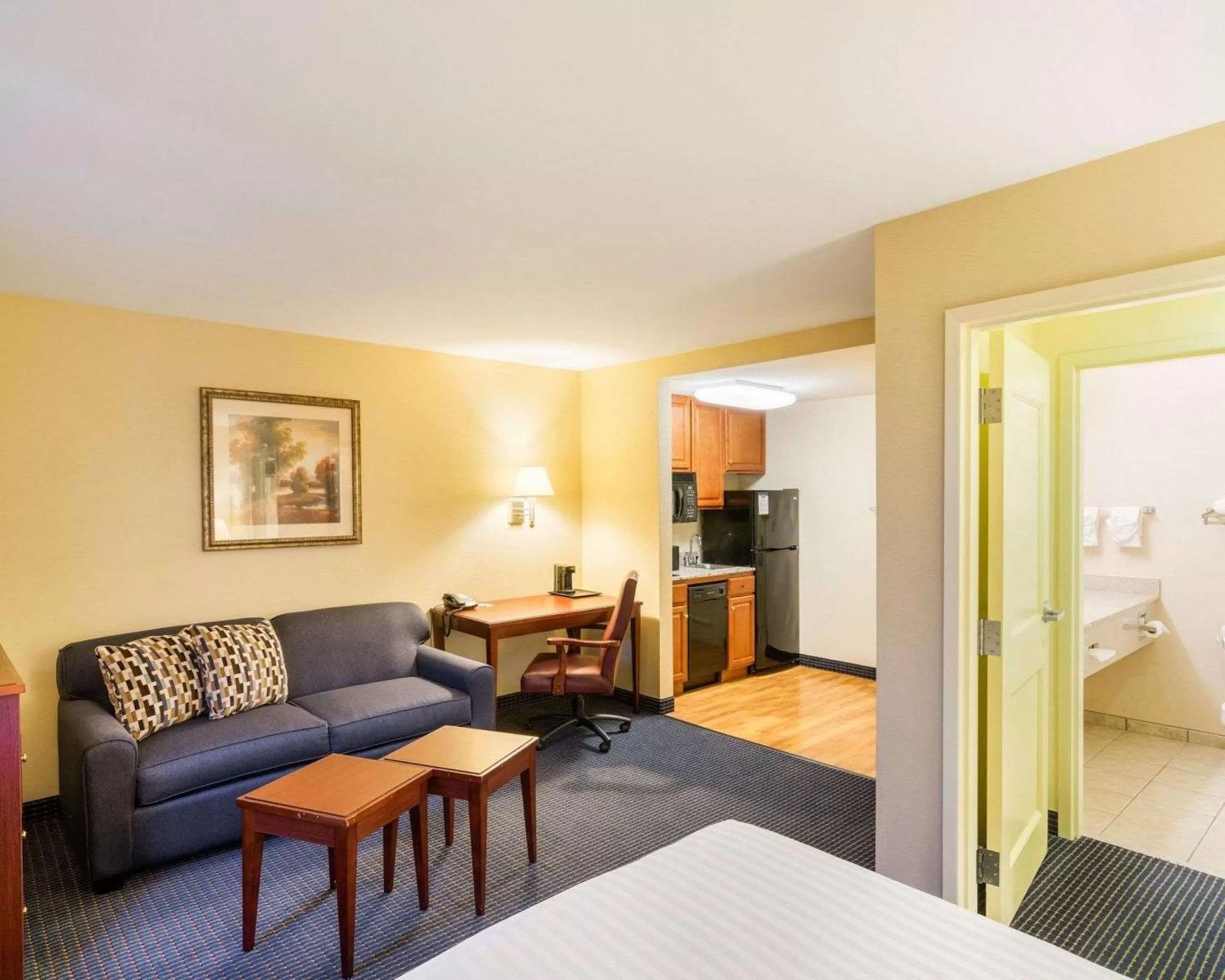 Photo of the whole room, Bed in Mainstay Suites Dover