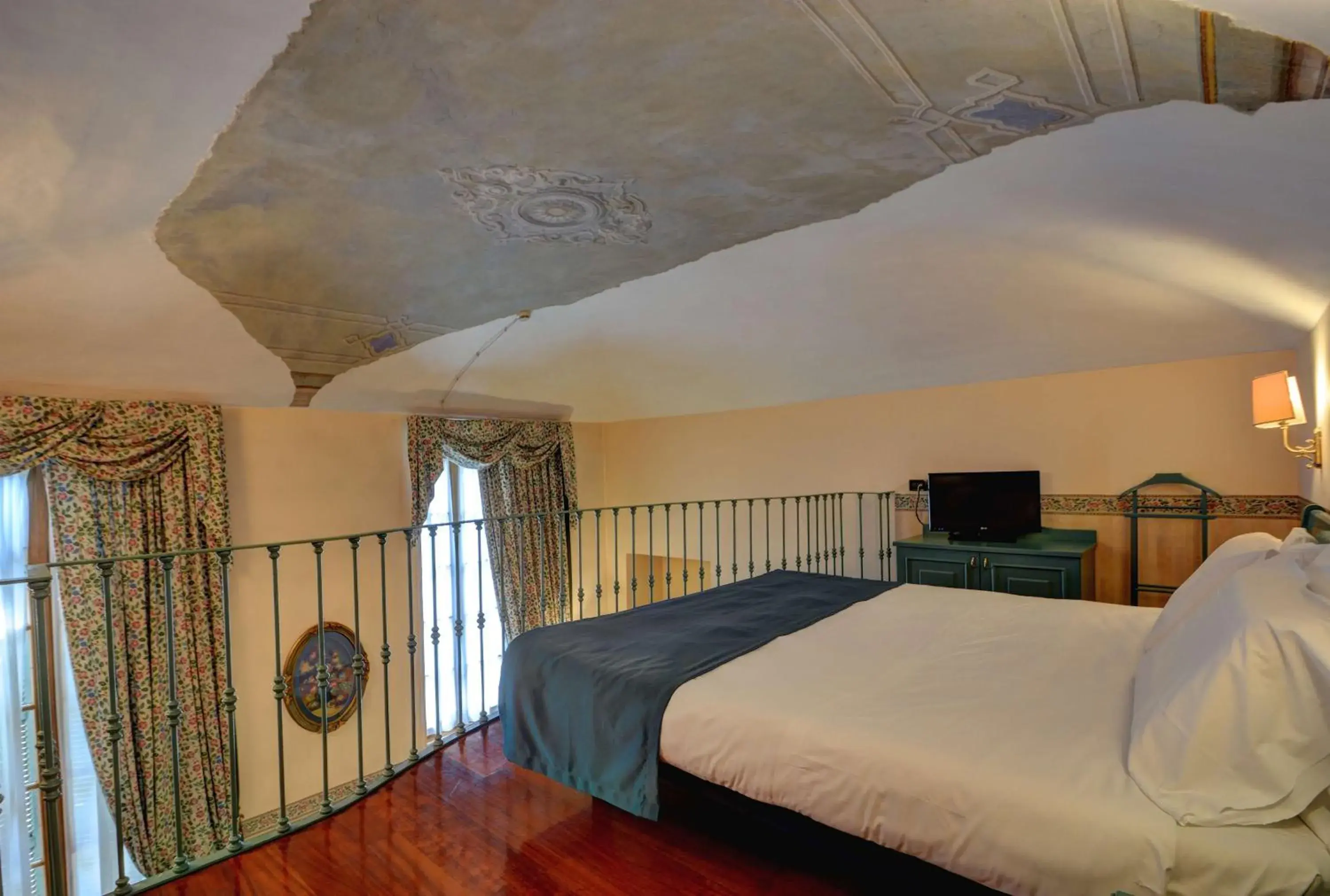 Junior Queen Suite in Best Western Hotel Genio Junior Queen Suite in Best Western Hotel Genio