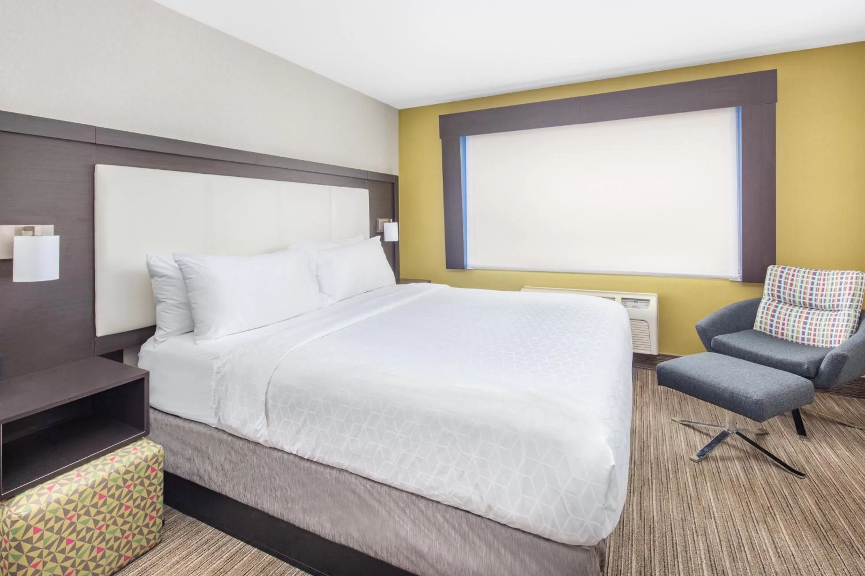 Photo of the whole room, Bed in Holiday Inn Express Hotel & Suites Bishop by IHG