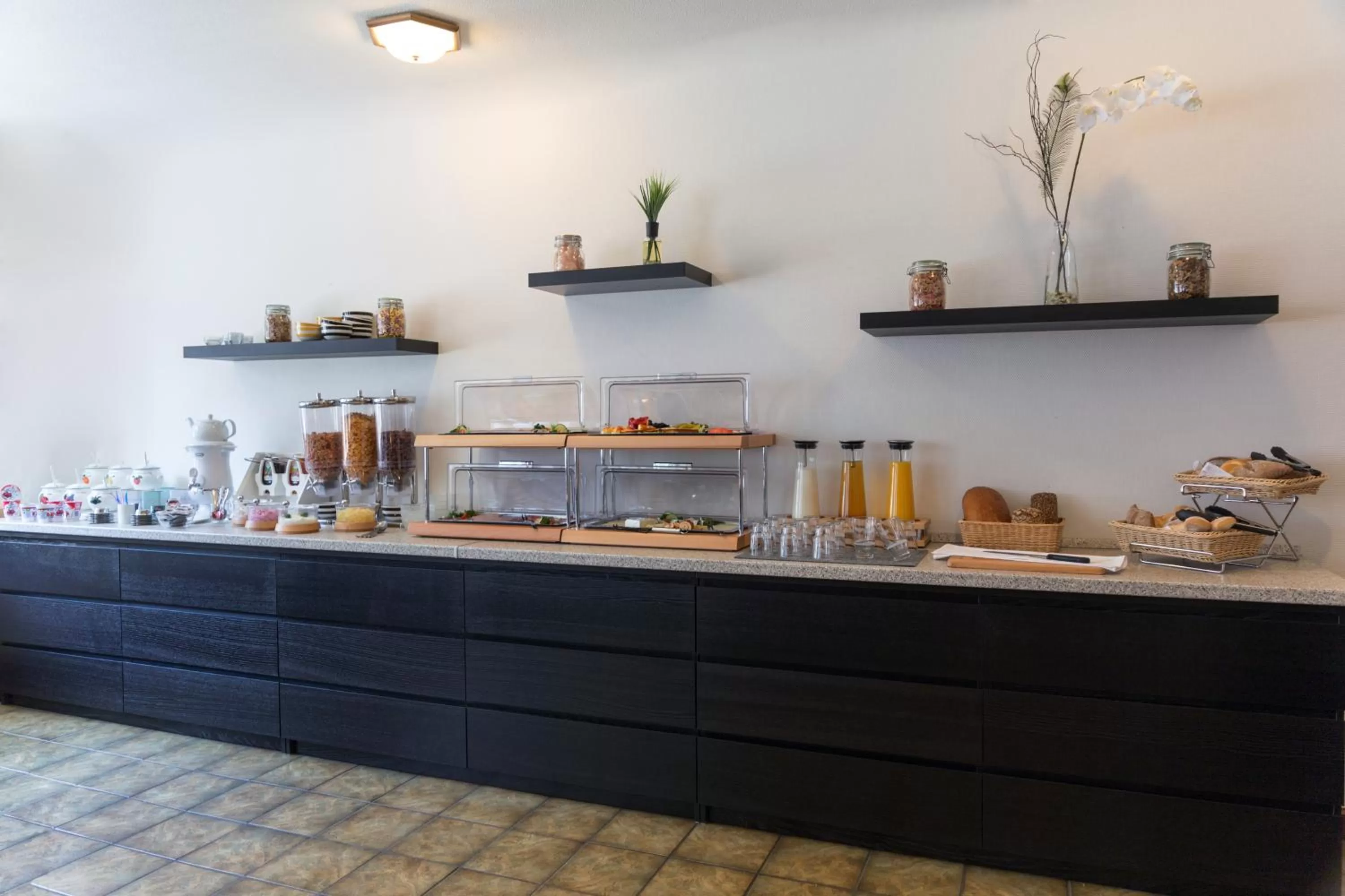 Buffet breakfast in Hotel & Apartment Am Theaterplatz