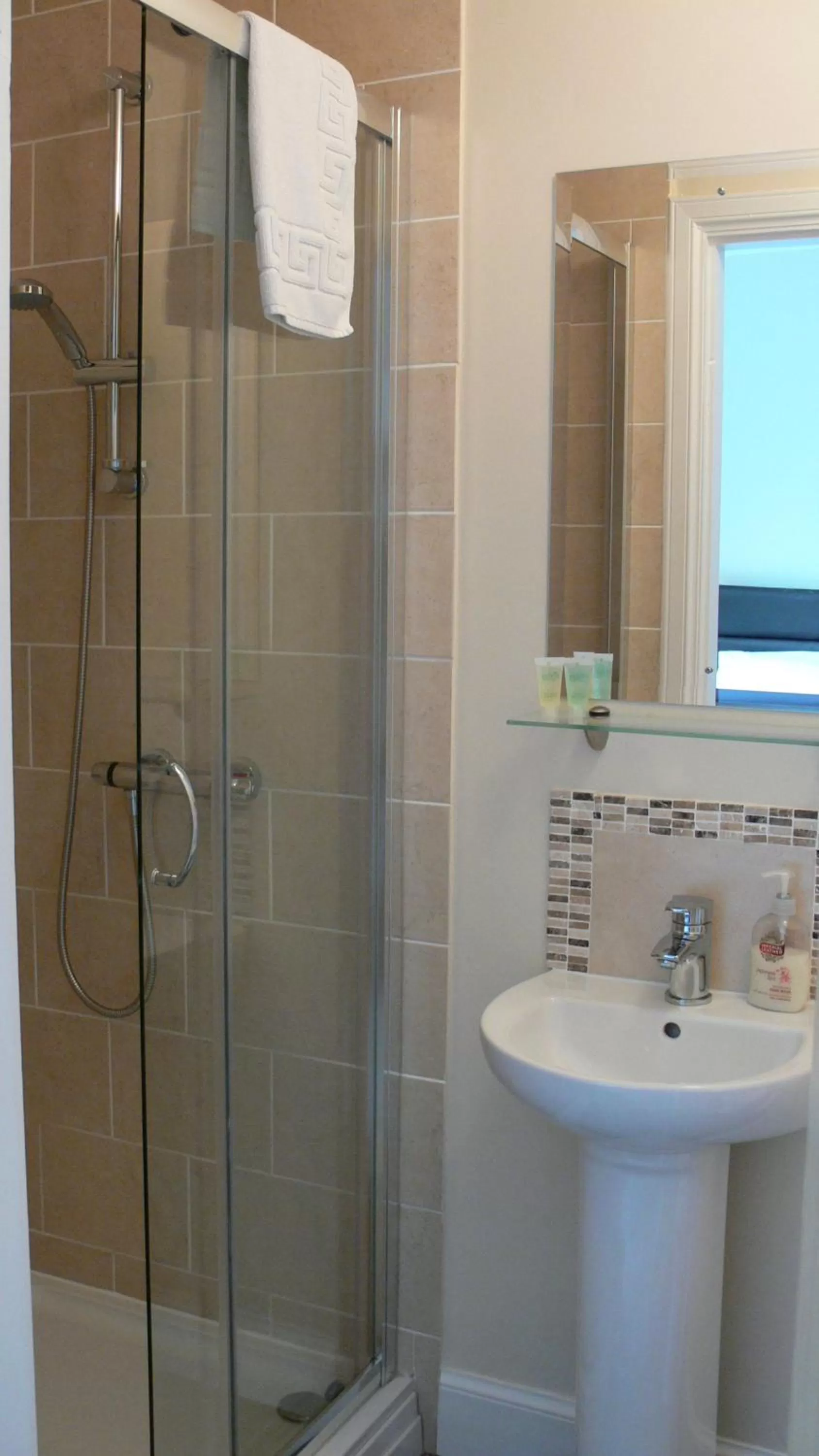 Shower in The Home Arms Guesthouse