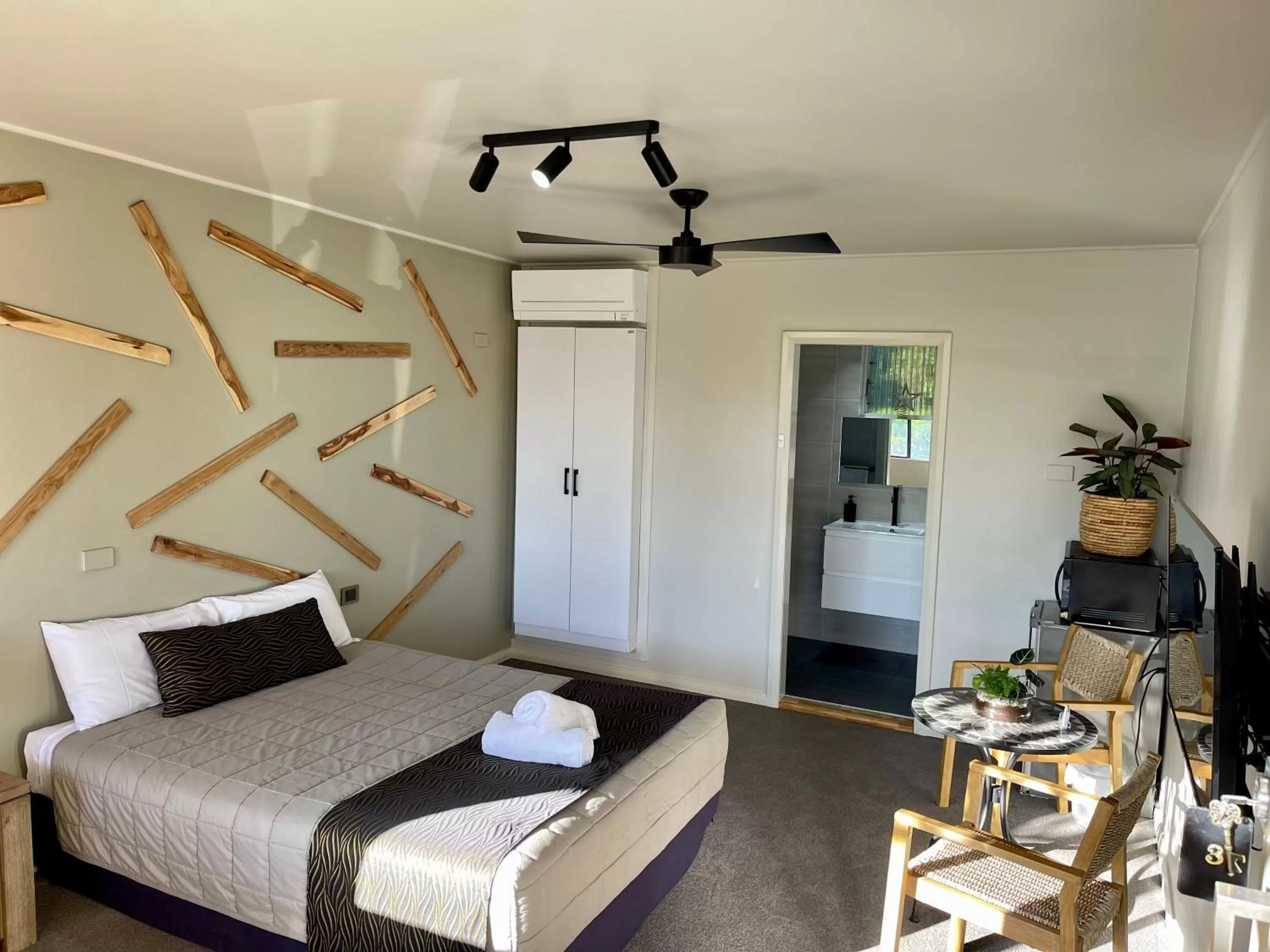 Bathroom, Bed in Quirindi Sunflower Motor Inn