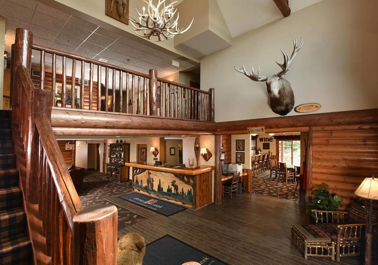 Lobby or reception in Cedar Creek Hotel Wausau - Rothschild