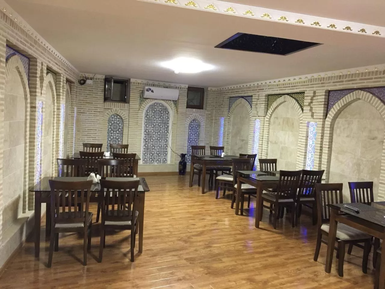 Restaurant/places to eat in Old House Hotel