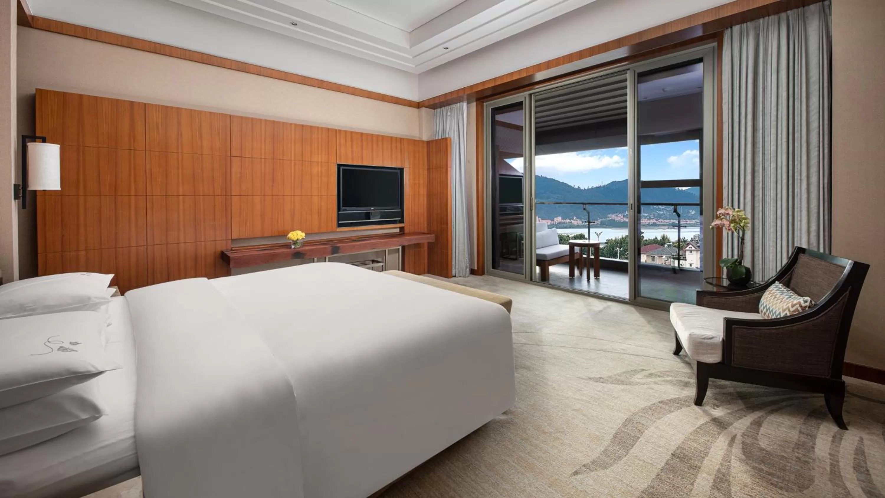 Photo of the whole room, Bed in InterContinental Kunming by IHG