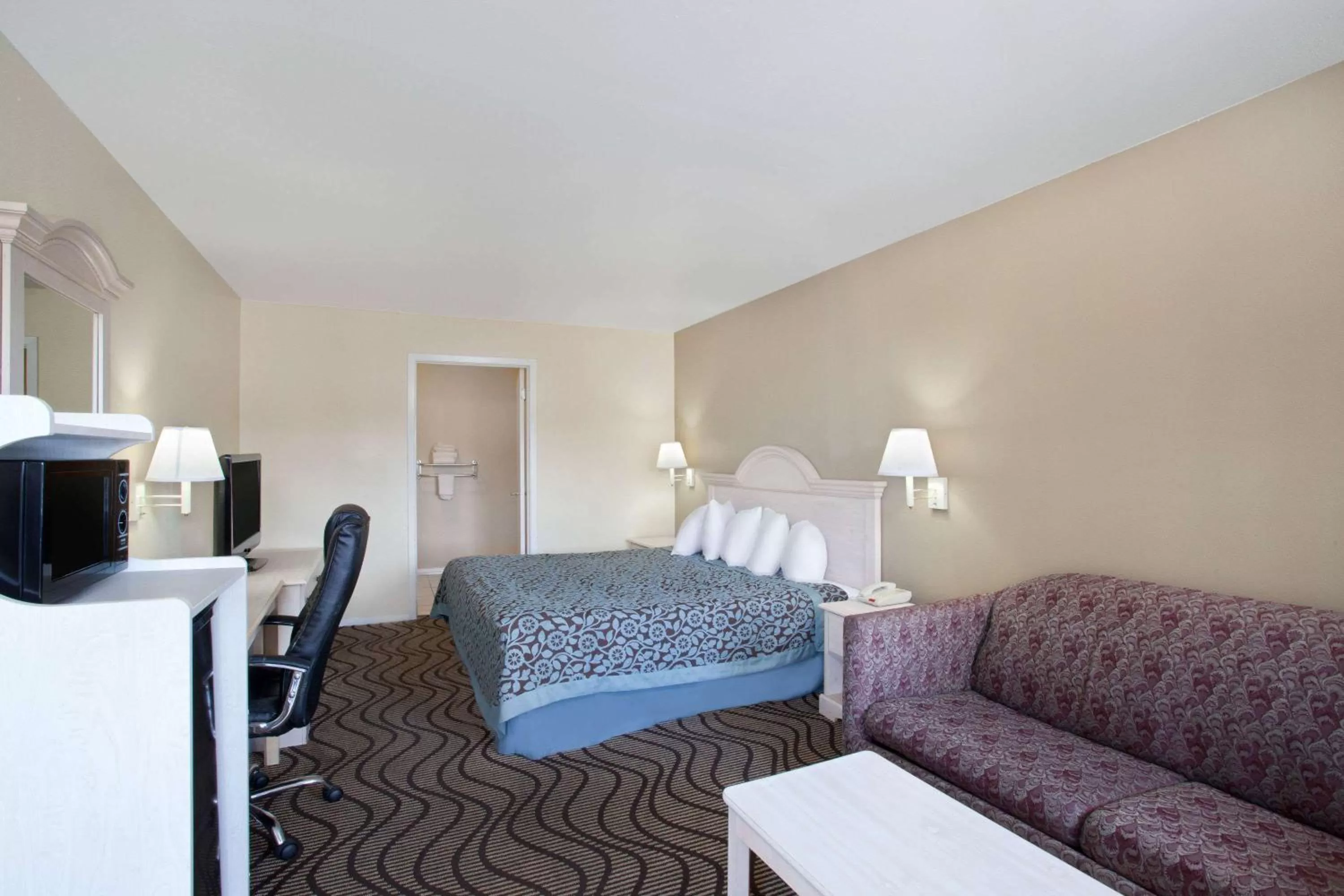 Photo of the whole room, Bed in Days Inn by Wyndham Kerrville