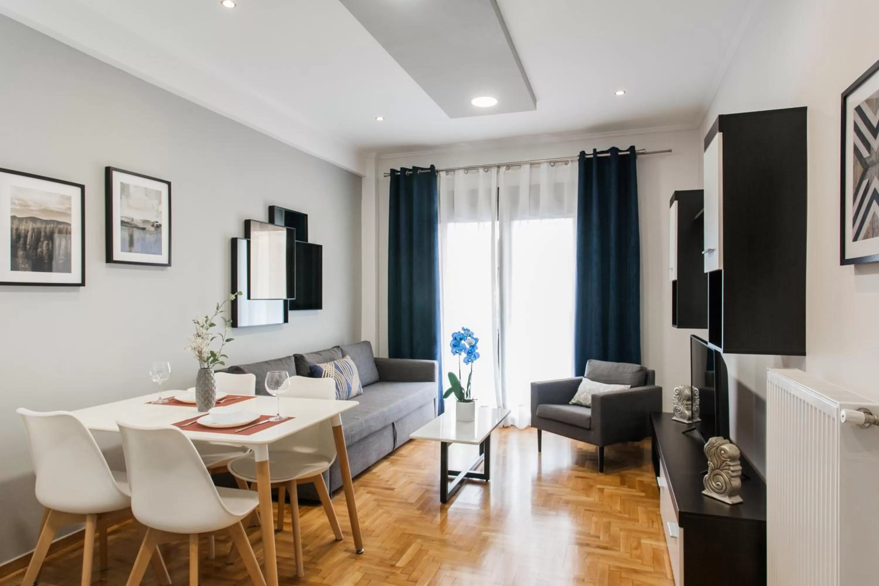 TV and multimedia in Nicholas Point Apartments and Rooms