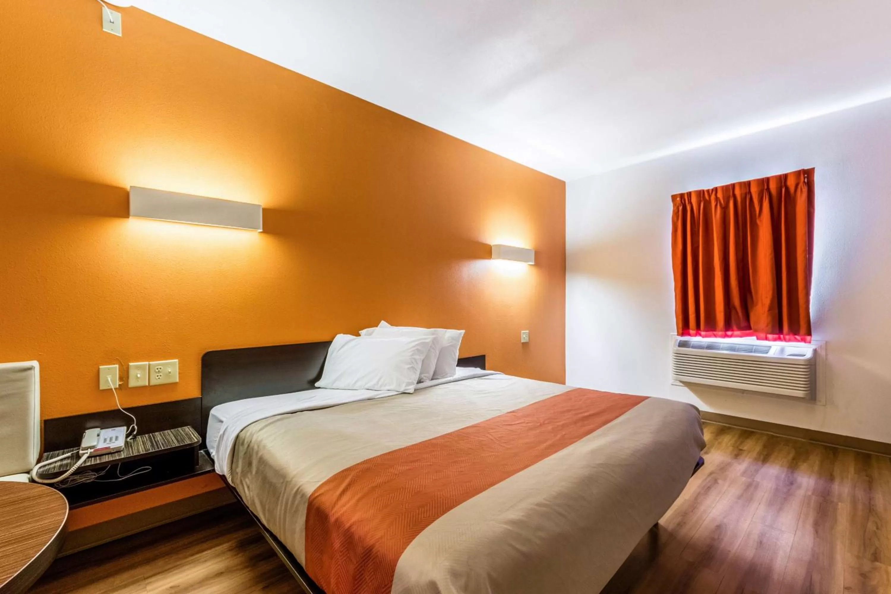 Photo of the whole room, Bed in Motel 6-Jourdanton, TX