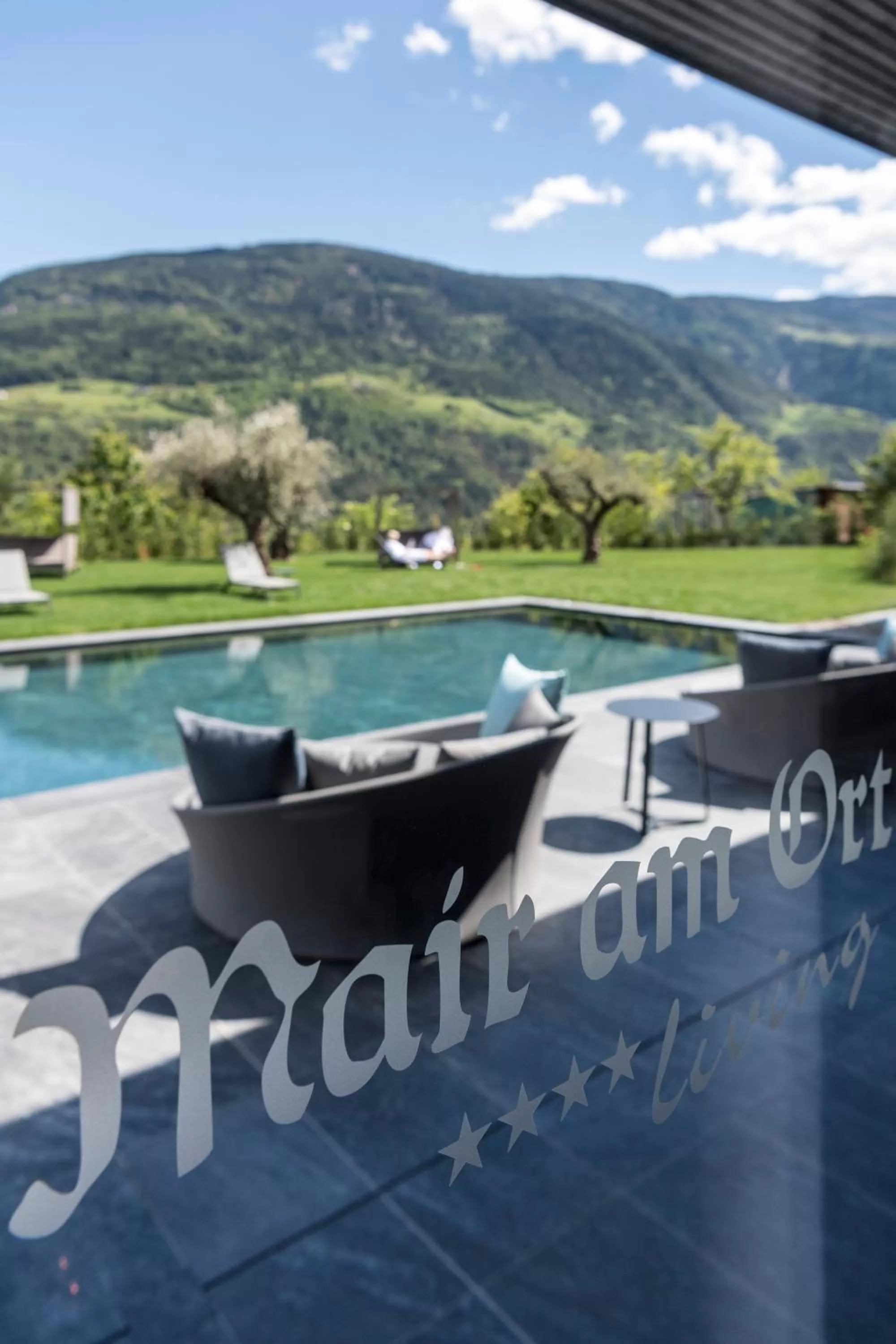 Swimming pool, Mountain View in Mair Am Ort Living Hotel B&B