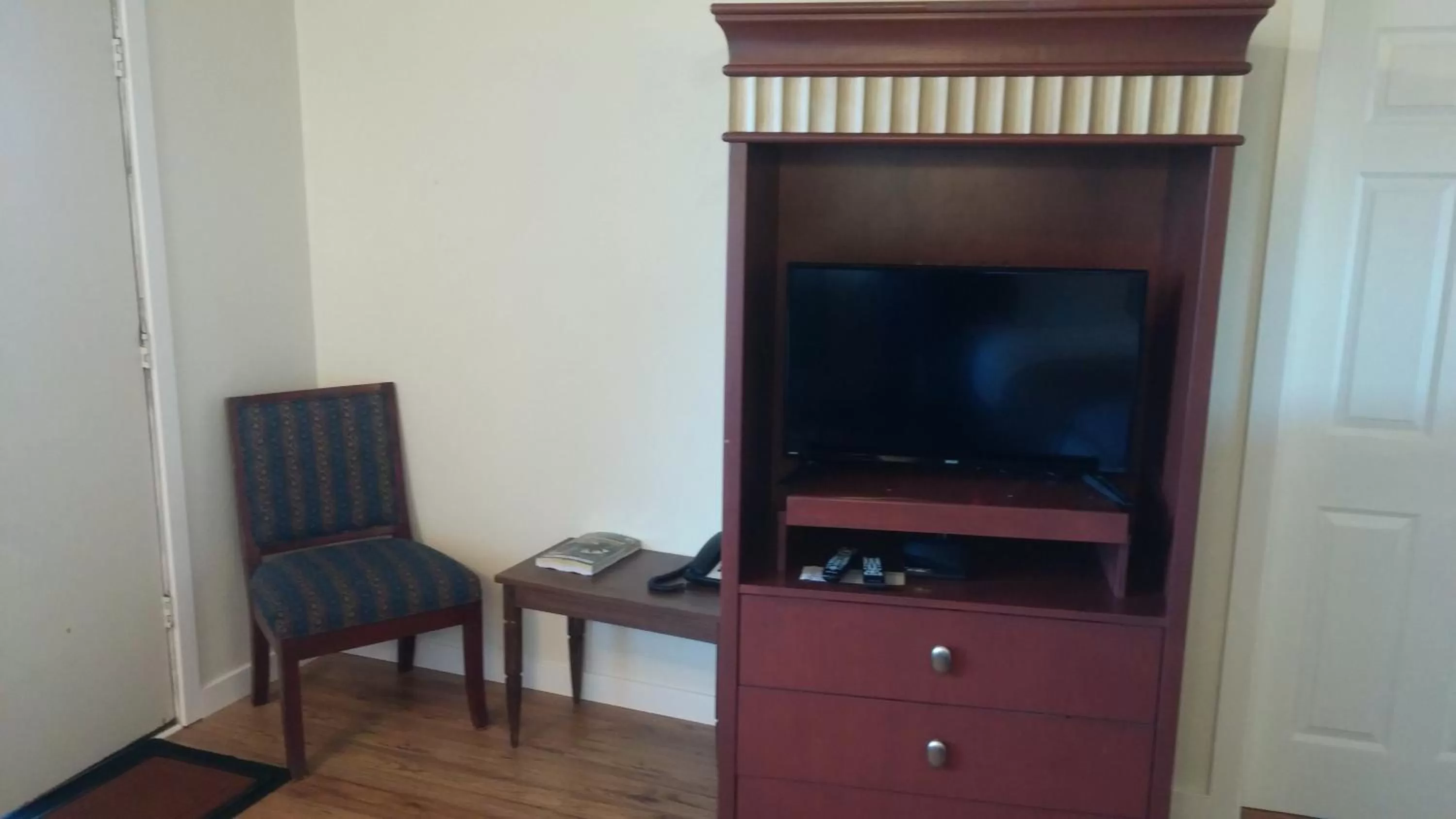 Bedroom, TV/Entertainment Center in Big Rock Motel