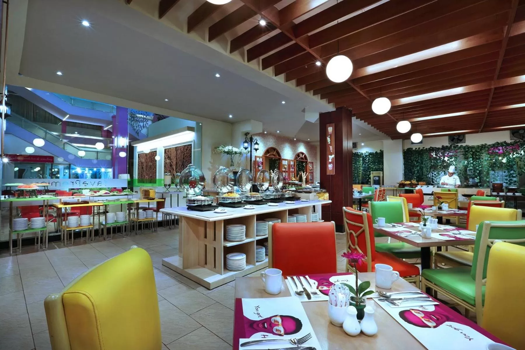 Restaurant/places to eat in favehotel Premier Cihampelas