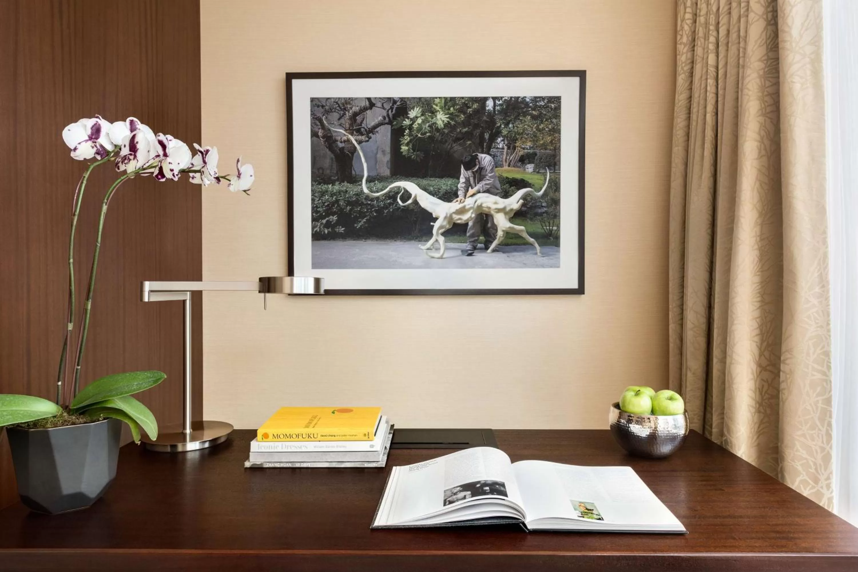 Photo of the whole room in Shangri-La Toronto