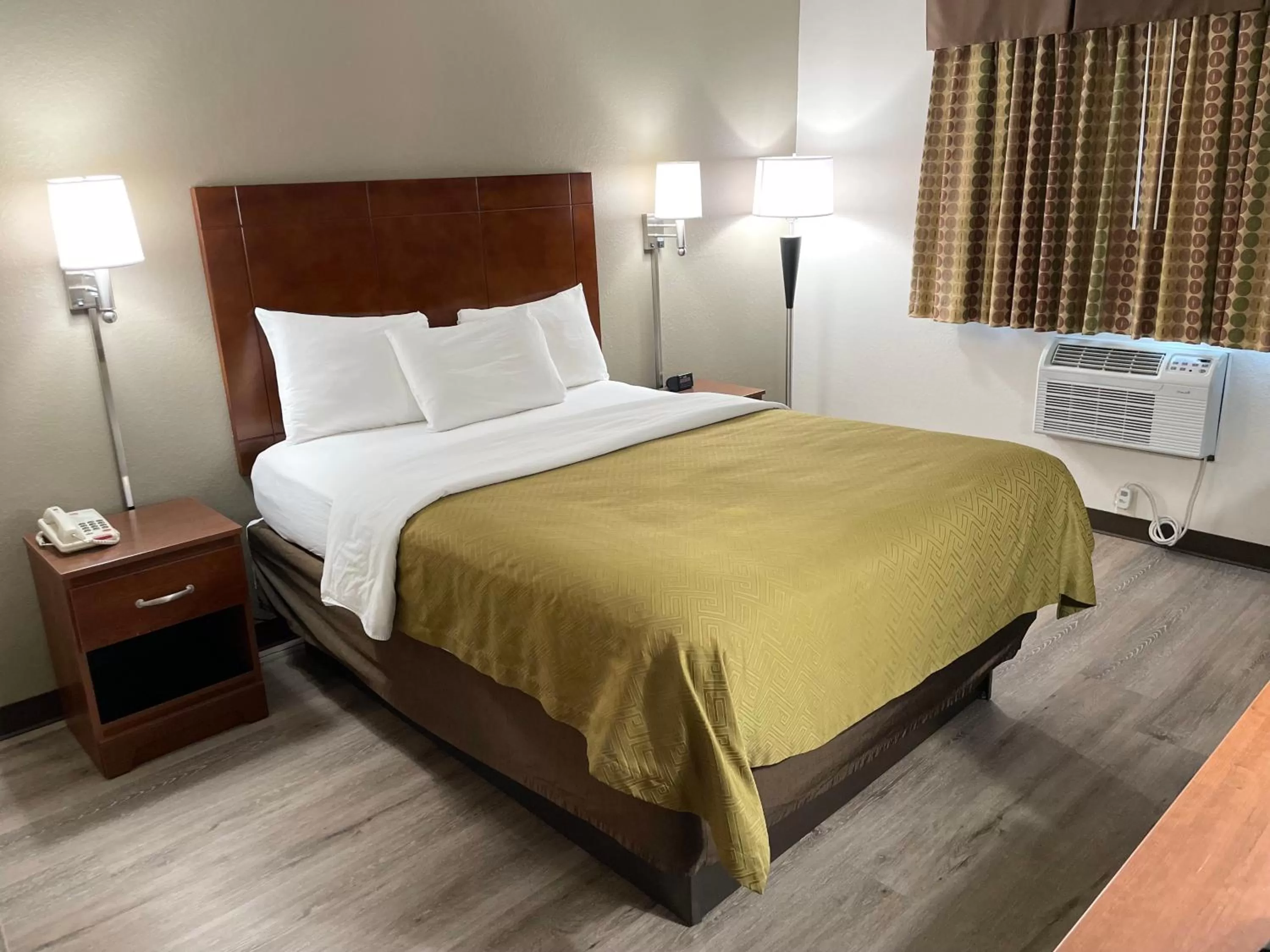 Bedroom, Bed in Econo Lodge Cartersville-Emerson Lake Point