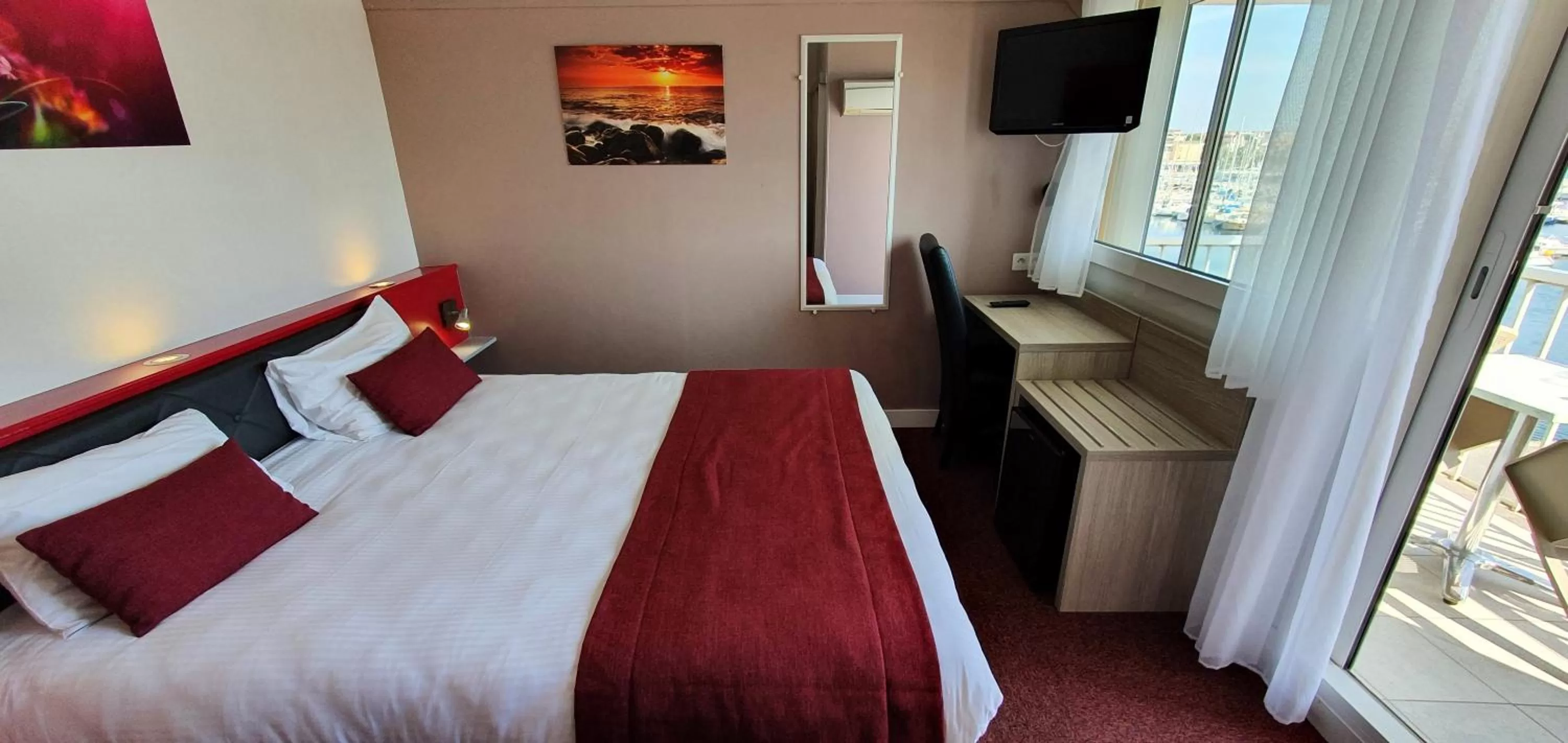 Bedroom, Bed in Hôtel Port Beach