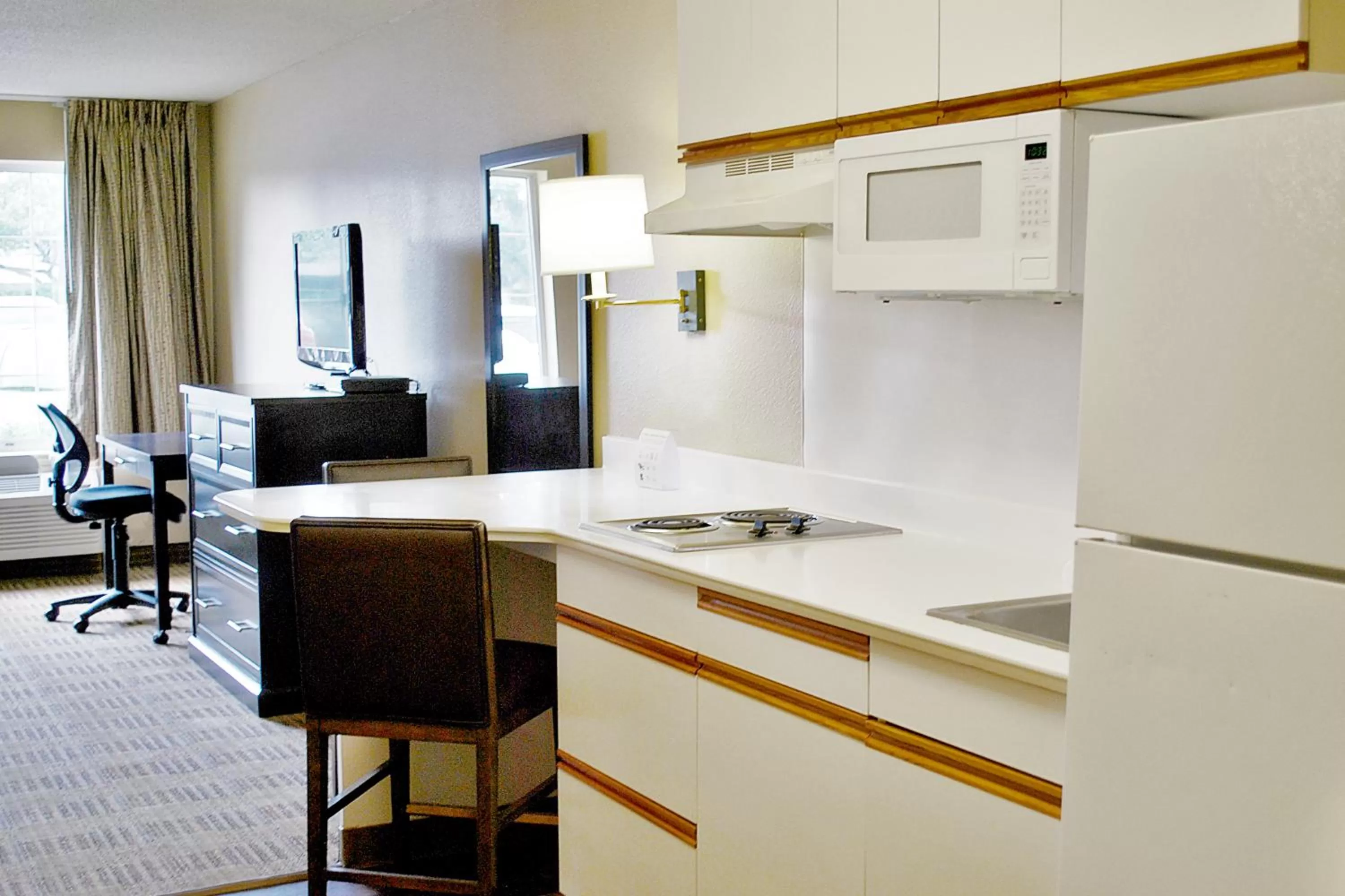Kitchen or kitchenette in Extended Stay America Suites - Minneapolis - Eden Prairie - Technology Drive