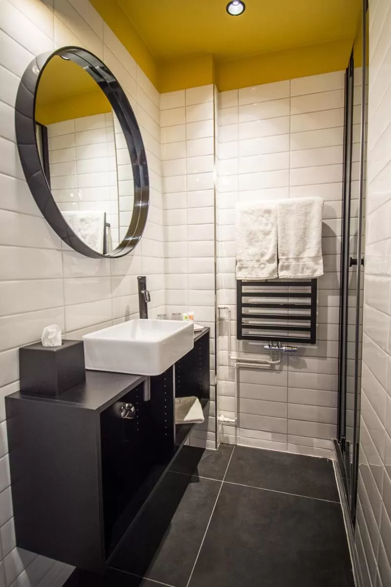 Bathroom in Hôtel Restaurant Vaillant Colmar Nord