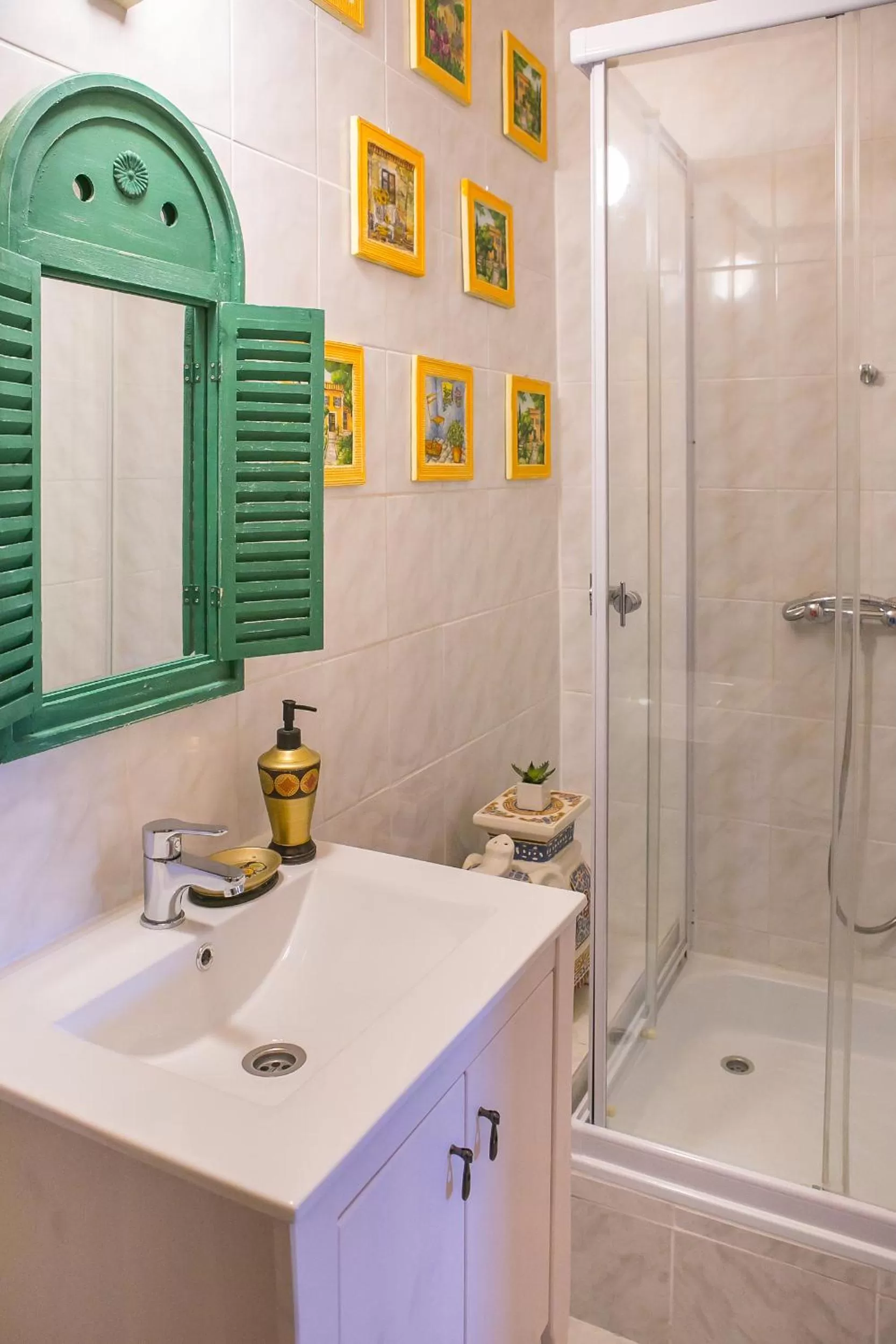 Bathroom in Green Park Villa