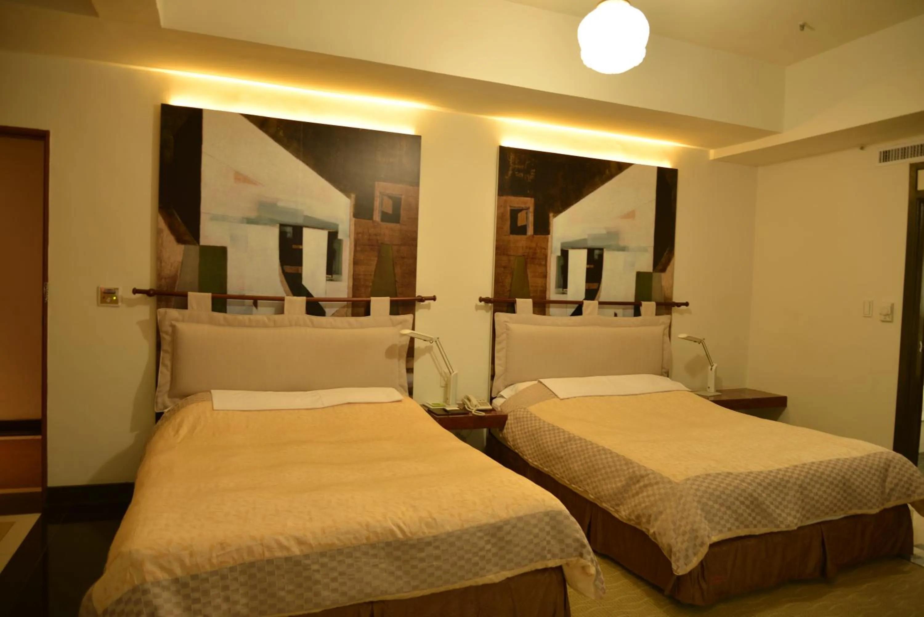 Bed in Kingship Hotel Kaohsiung Inter Continental