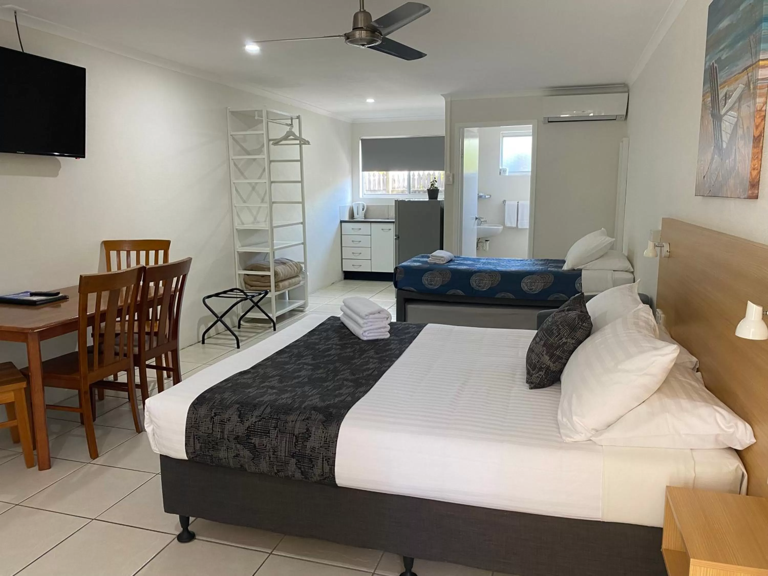 Photo of the whole room, Bed in Tin Can Bay Motel