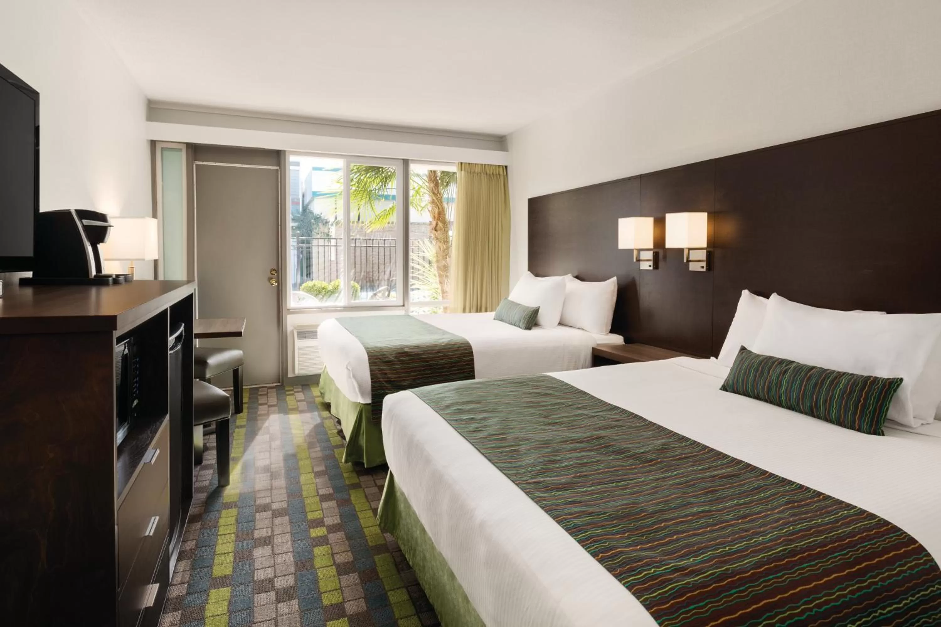 Photo of the whole room, Bed in Days Inn by Wyndham Victoria Airport Sidney