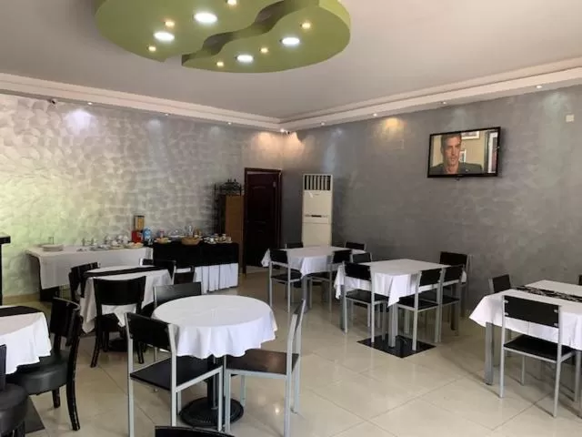 Restaurant/Places to Eat in class hotel