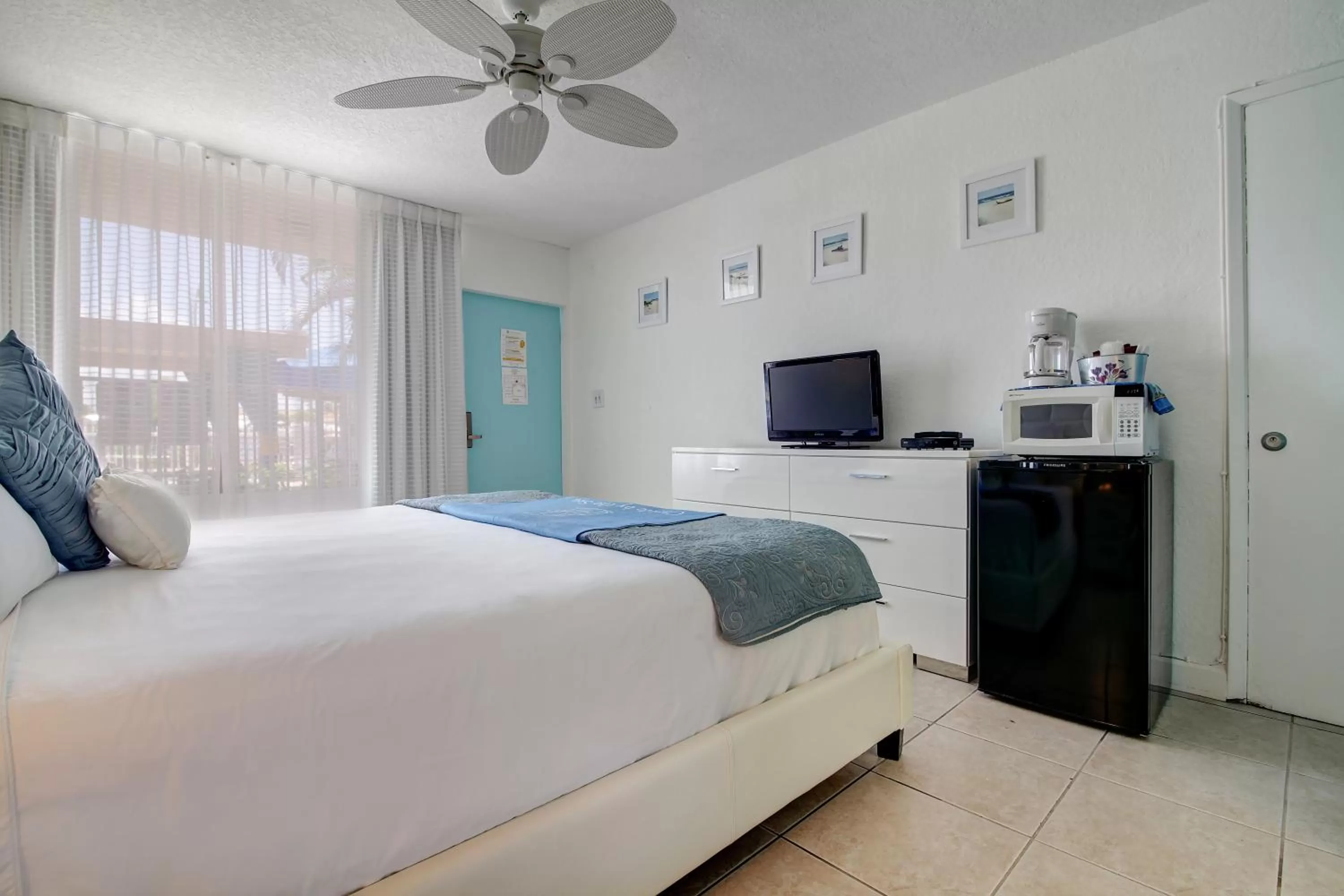 Bedroom, TV/Entertainment Center in Castle by the Sea Motel