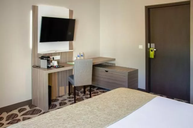 Bed in Contact Hôtel Le Provençal Bordeaux Lac