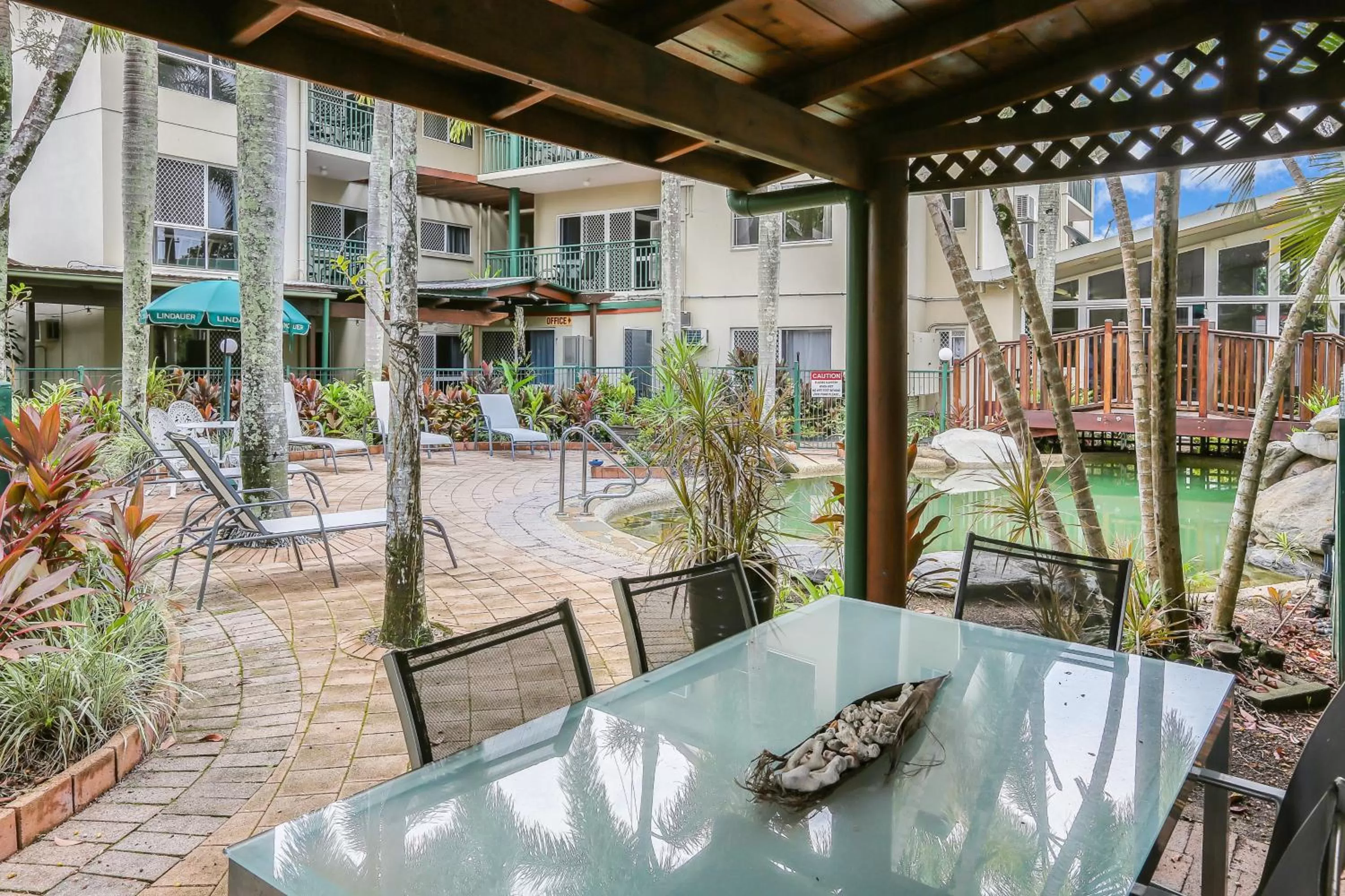 Swimming pool in Koala Court Holiday Apartments