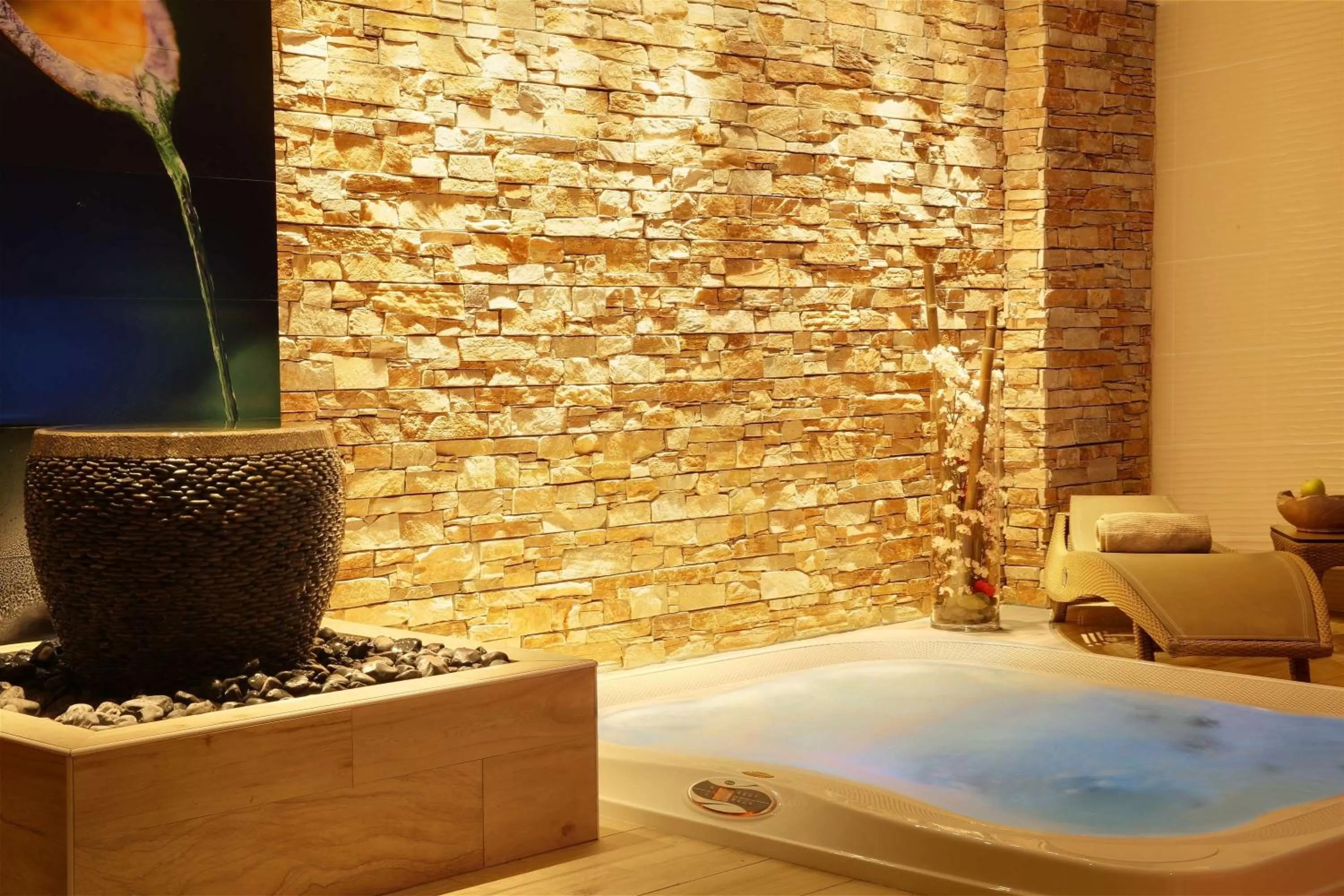 Hot Tub in Best Western Premier Le Patio des Artistes Wellness Jacuzzi